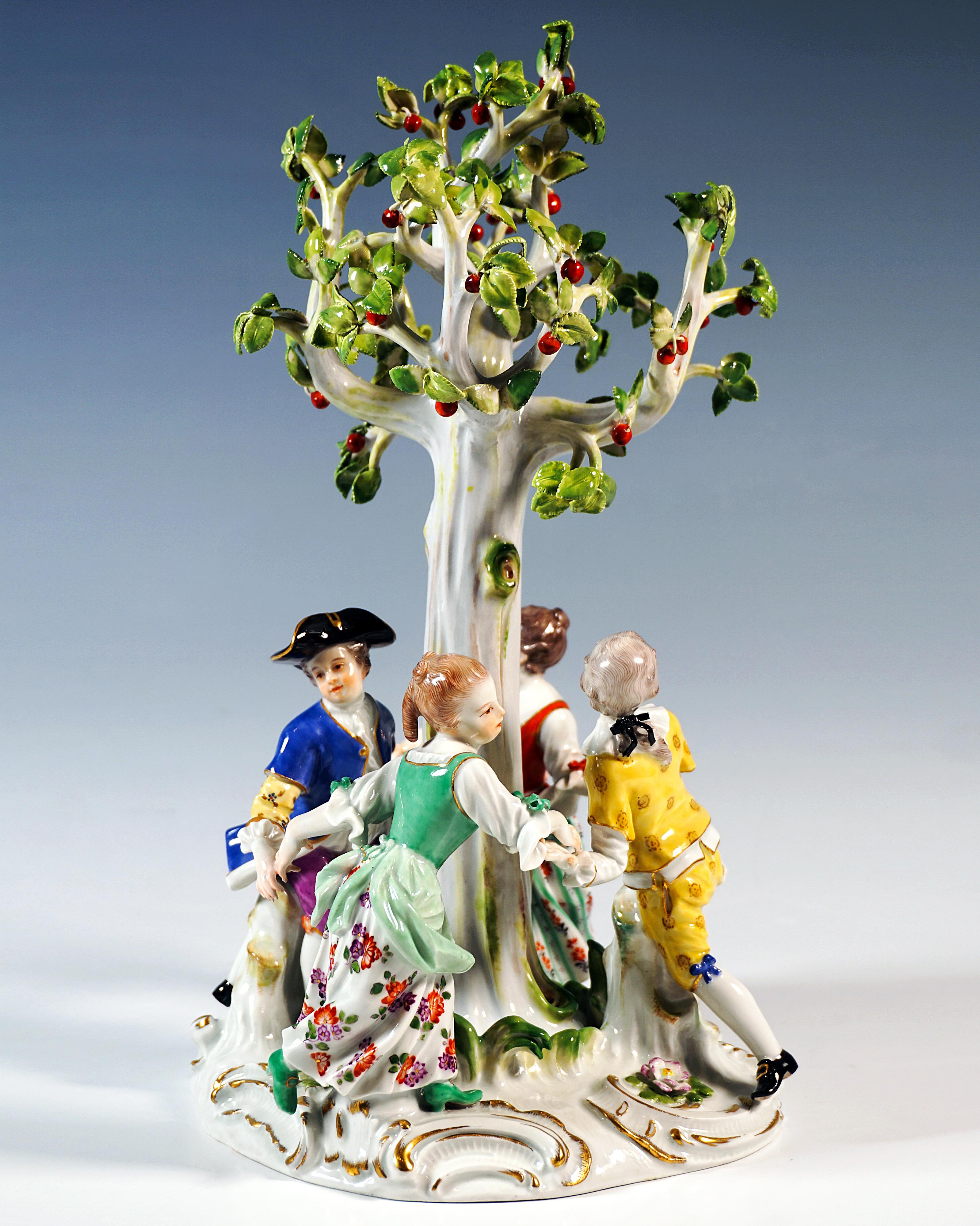 Quatre enfants jardiniers, deux filles et deux garçons, dansant main dans la main en cercle autour d'une plante en forme de palmier, sur la couronne de laquelle repose un bol à percer, les personnages portent des vêtements élaborés de style rural