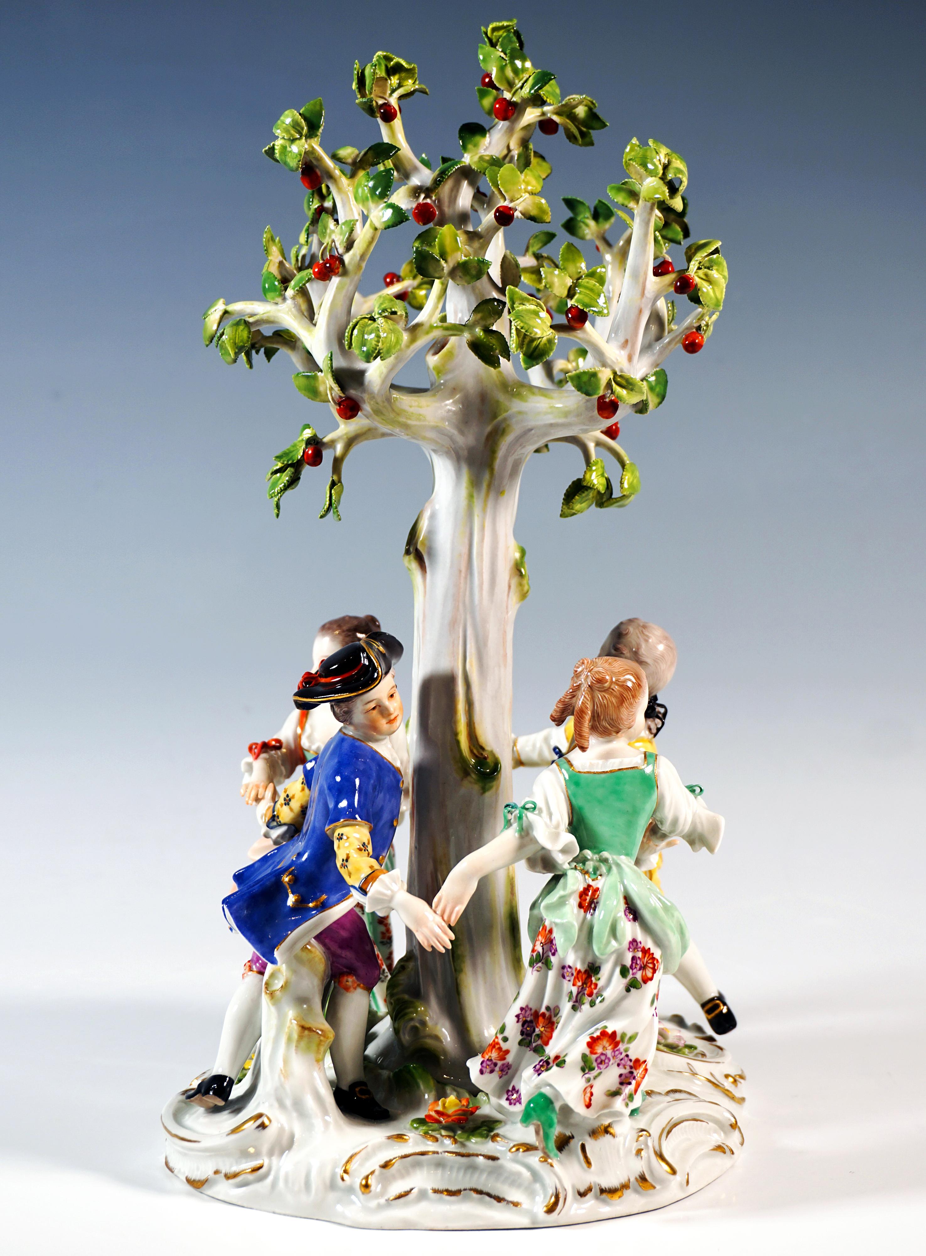Rococo Groupe de Meissen, Enfants dansant autour d'un arbre, par J.J. Kaendler, 20e siècle en vente
