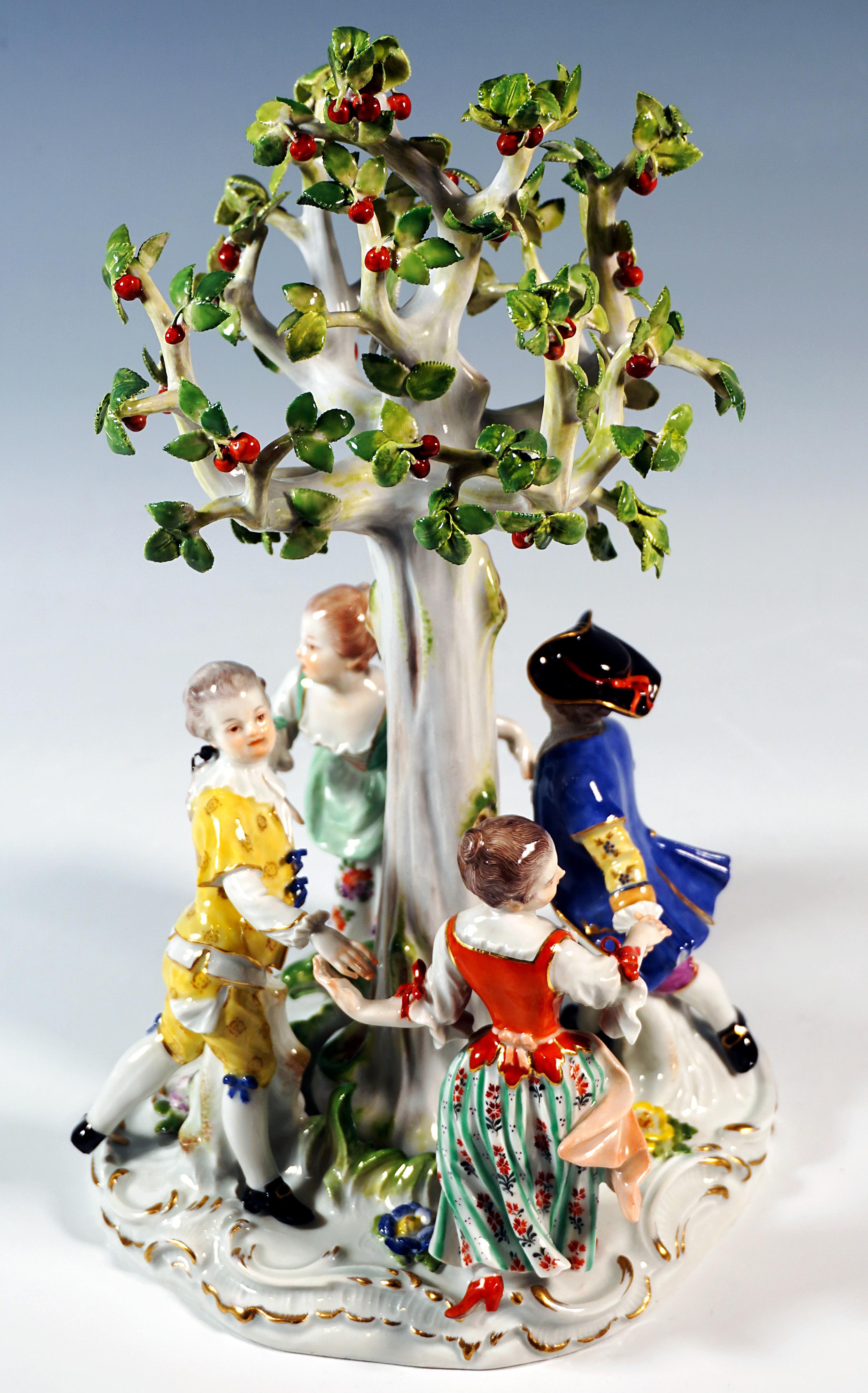 Vernissé Groupe de Meissen, Enfants dansant autour d'un arbre, par J.J. Kaendler, 20e siècle en vente
