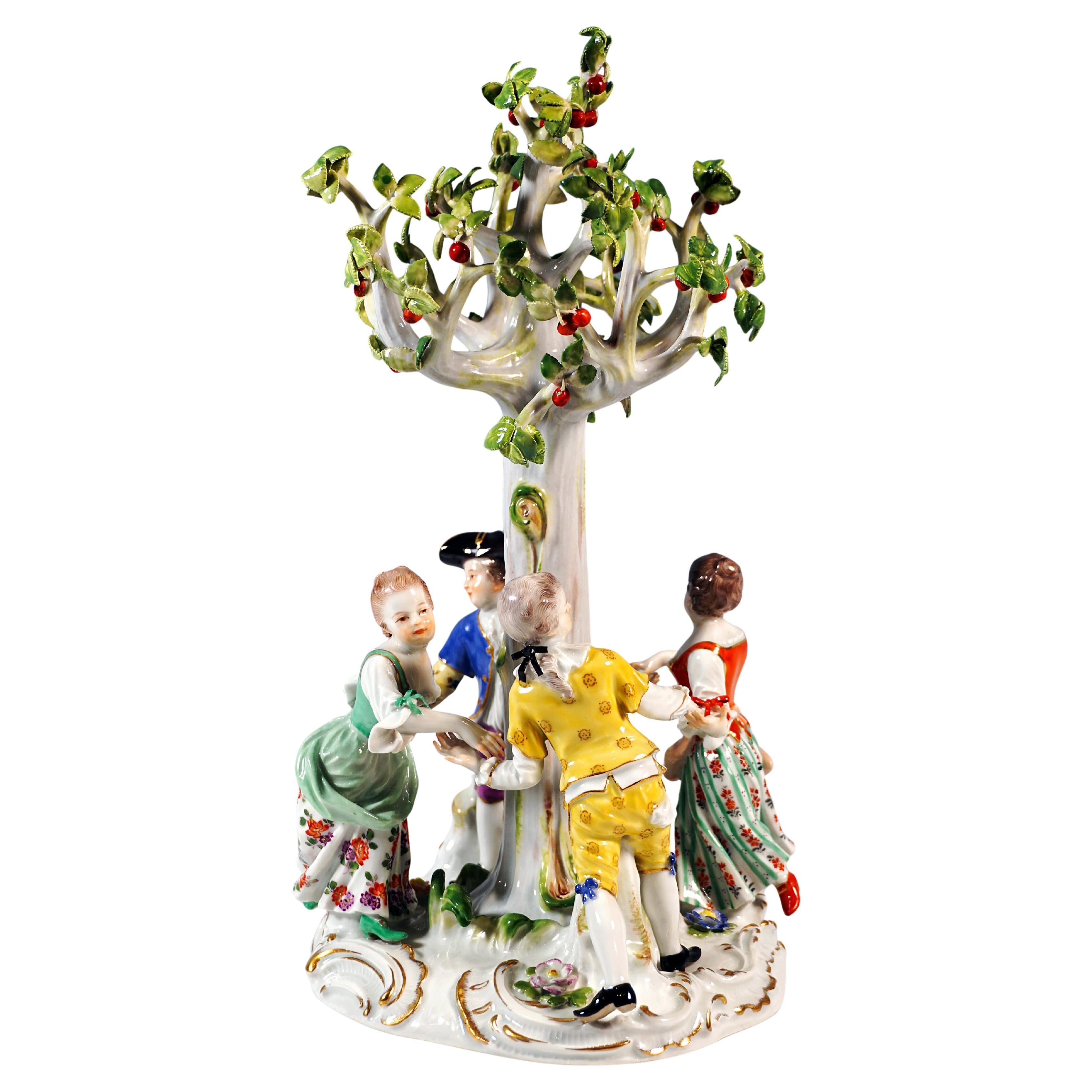 Groupe de Meissen, Enfants dansant autour d
un arbre, par J.J. Kaendler, 20e siècle en vente