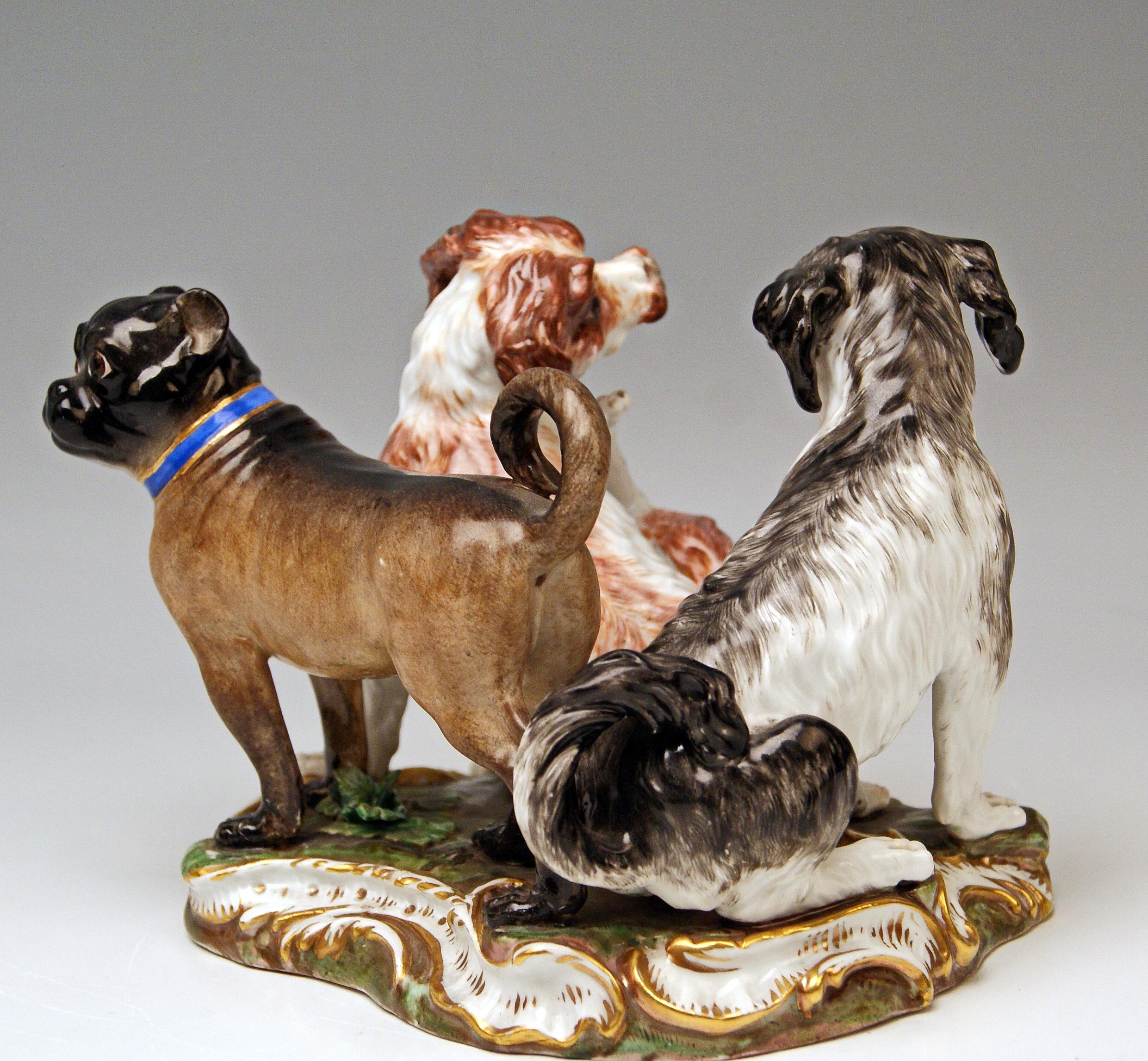 Rococo Groupe de trois chiens de Meissen Modèle 2104, Johann Joachim Kaendler vers 1830-1840 en vente