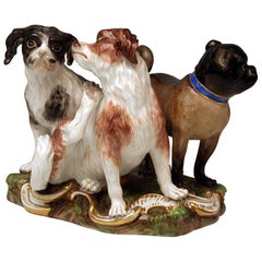 Groupe de trois chiens de Meissen Modèle 2104, Johann Joachim Kaendler vers 1830-1840