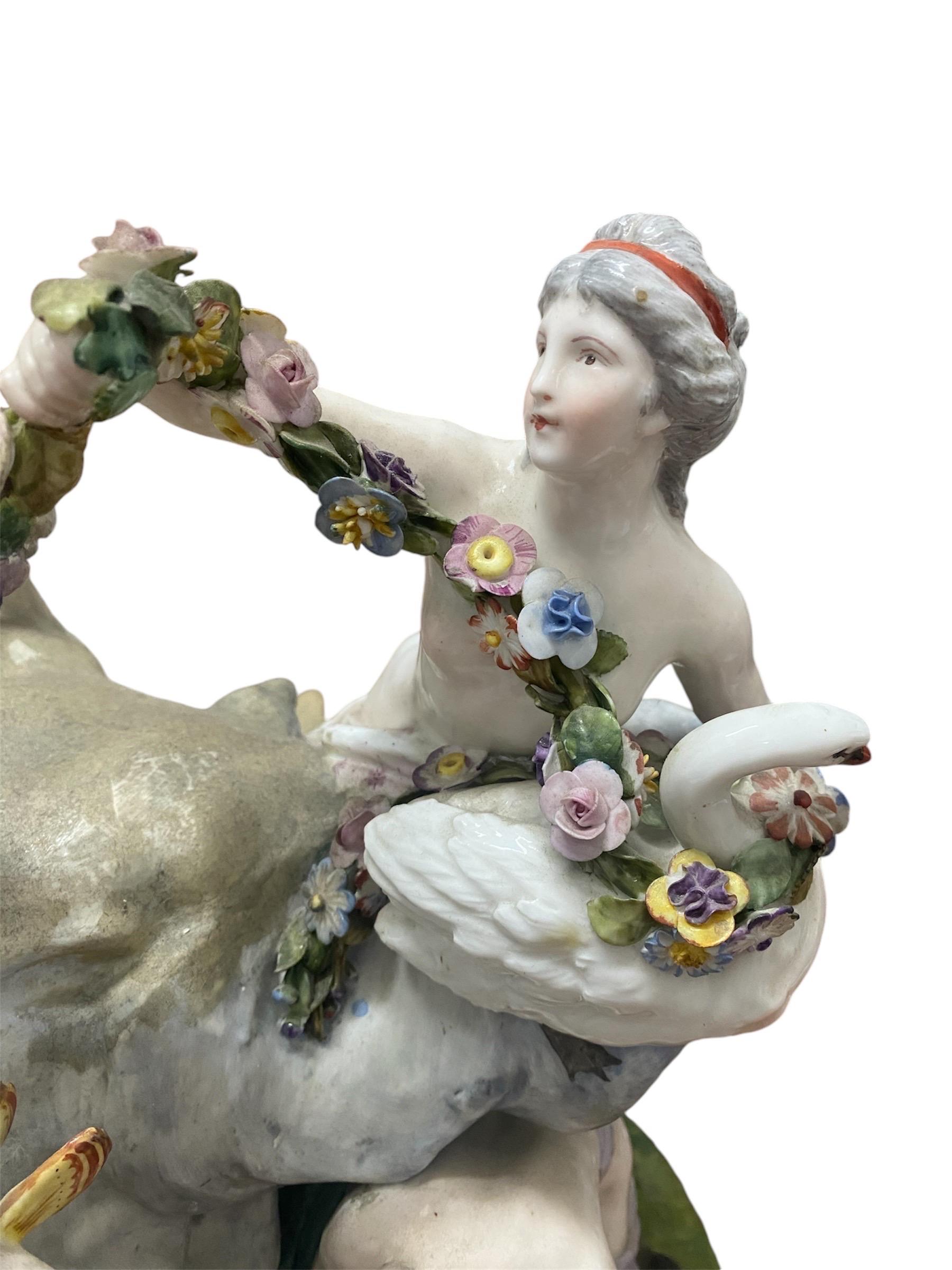 Il s'agit d'une magnifique figurine en porcelaine représentant une scène fantaisiste et romantique. Le centre de table représente une jeune fille sereine entourée de chérubins espiègles, chacun délicatement orné de guirlandes florales. Le groupe est