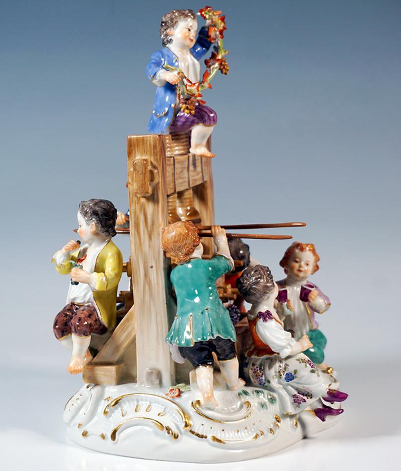 Excellente sculpture en porcelaine de Meissen :
Groupe de sept enfants jardiniers en vêtements rococo élaborés placés autour d'un pressoir, assis dessus, manipulant la machine, mangeant du raisin ou buvant du jus de raisin.
Le groupe aux détails