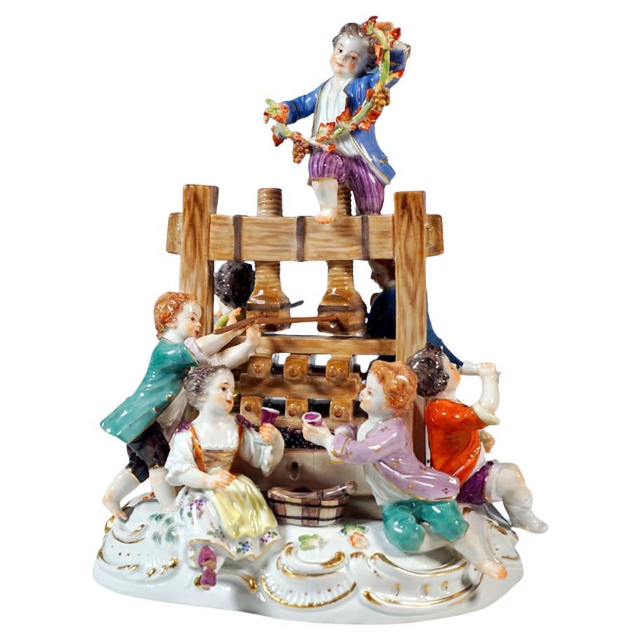 Le groupe Meissen "The Wine Press" avec 7 enfants vignerons, J.J. Kändler, Ca. 1924 en vente
