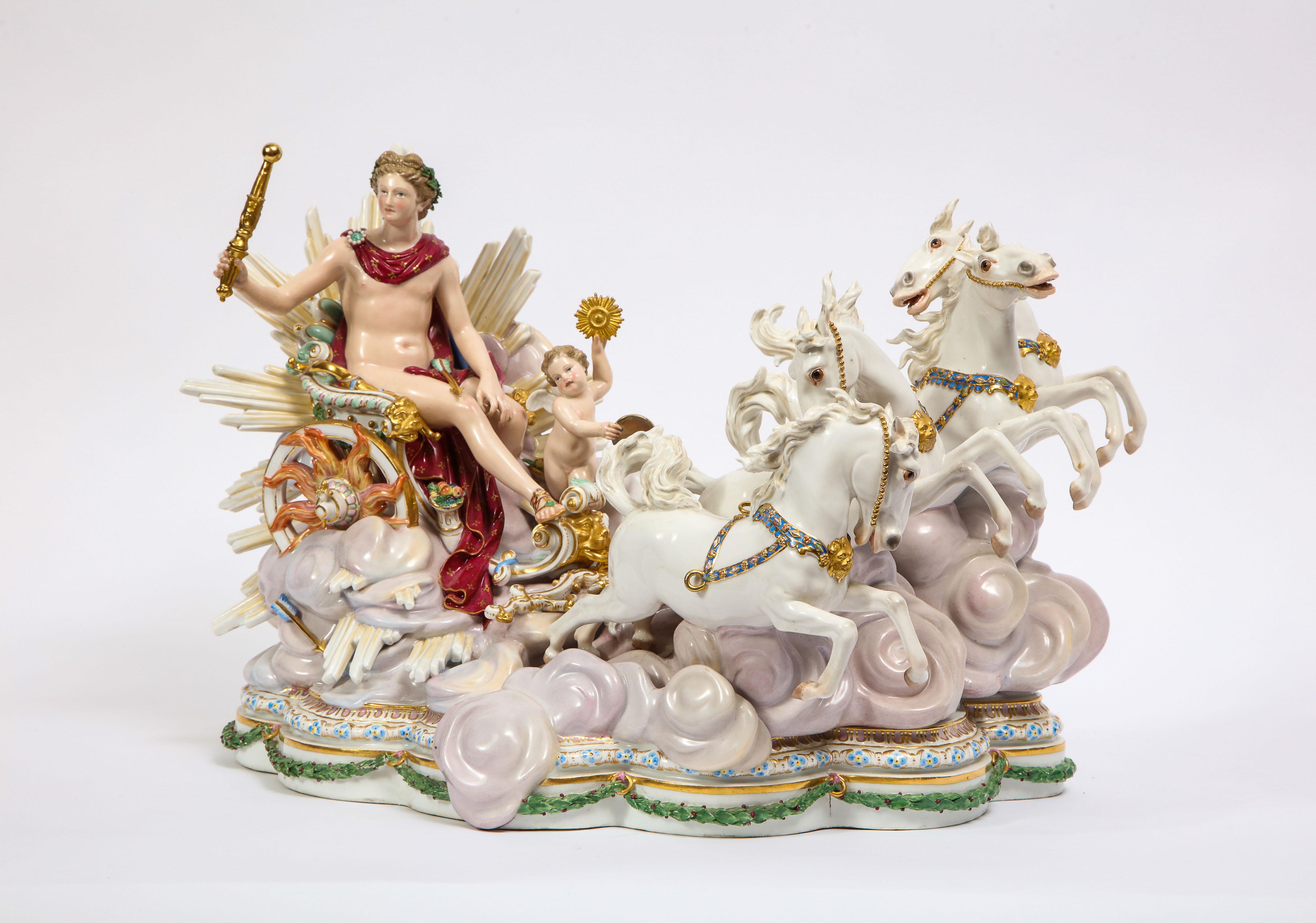 Un magnifique et assez grand groupe en porcelaine de Meissen de style baroque, de qualité muséale, représentant le char d'Apollon, le dieu Soleil, avec sa servante Putti, conçu à l'origine par Johann Joachim Kändler en 1772-1773 pour la tsarine