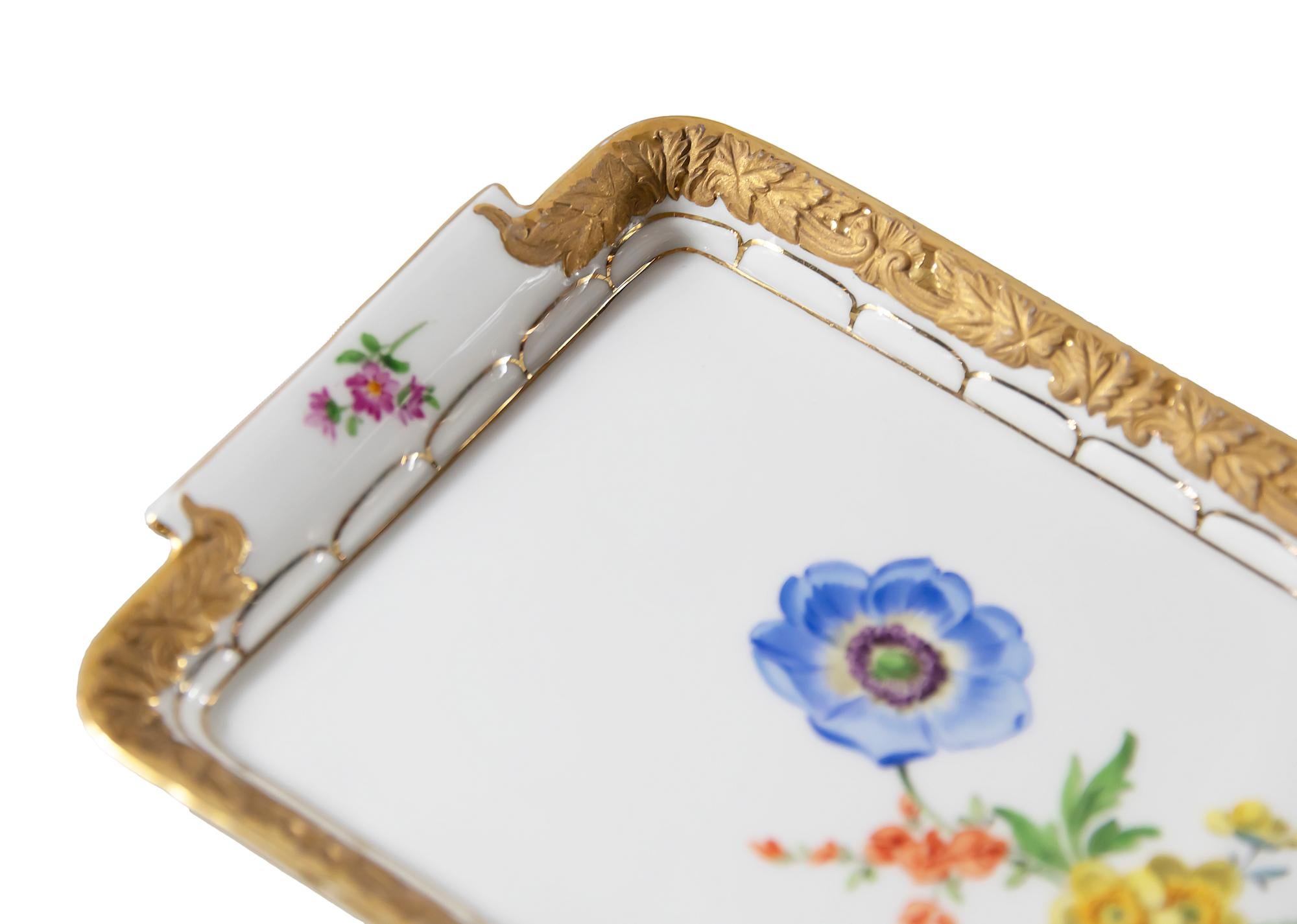Plato/cacerola de porcelana dorada pintada a mano de Meissen Alemán en venta