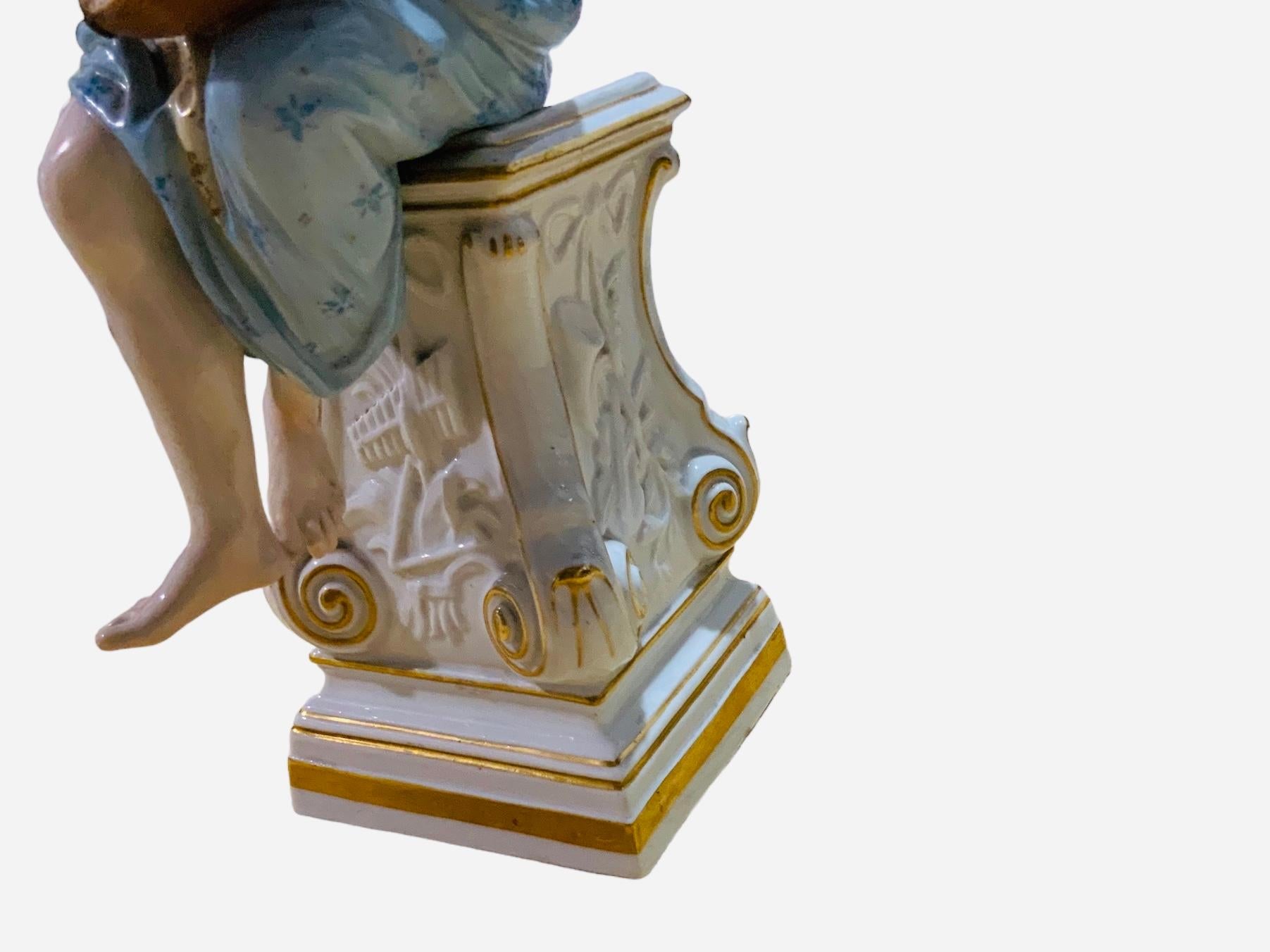 Figurine en porcelaine de Meissen peinte à la main d'un A  L'a.muse de la mythologie grecque  en vente 2
