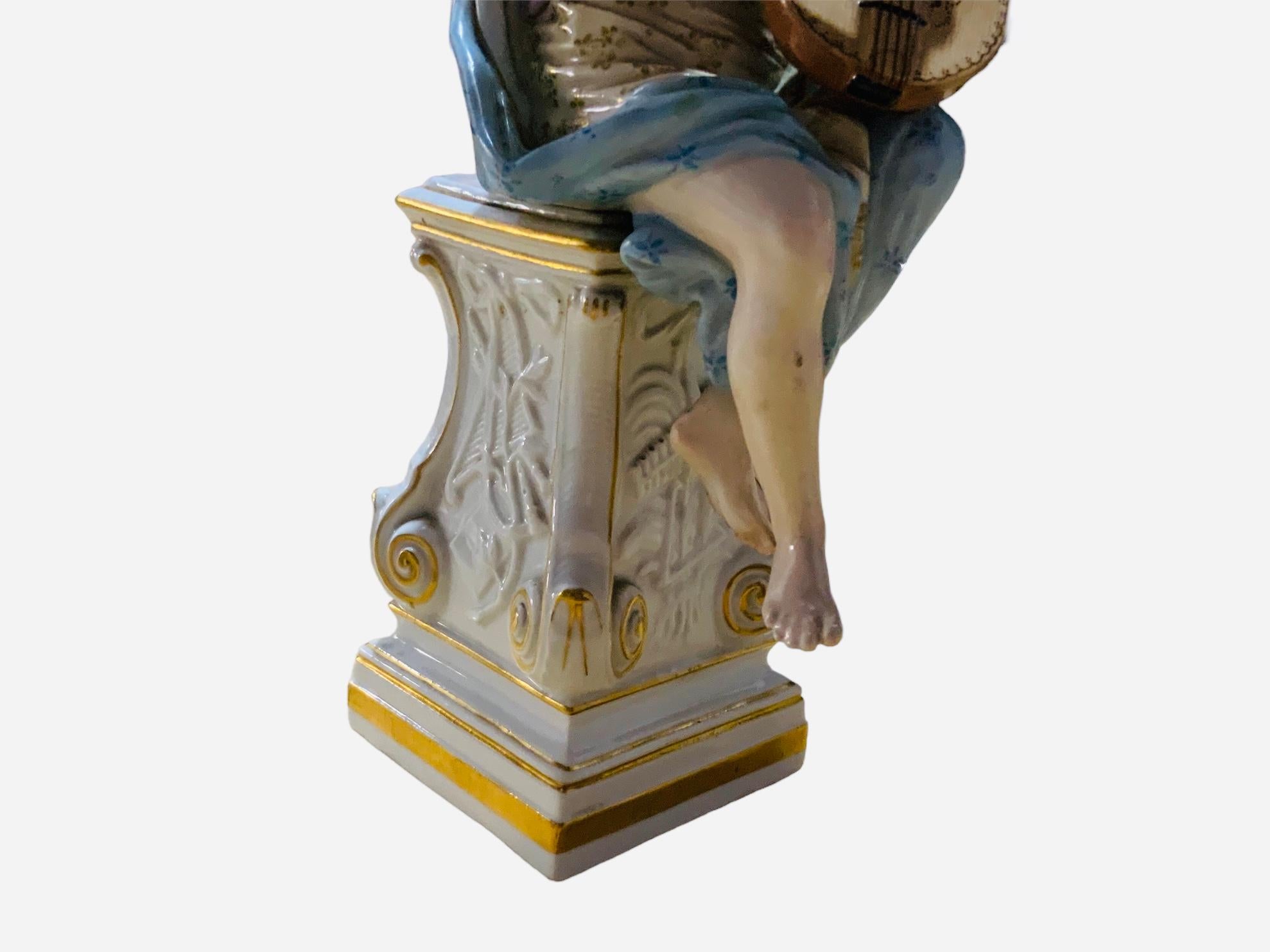 Figurine en porcelaine de Meissen peinte à la main d'un A  L'a.muse de la mythologie grecque  en vente 3