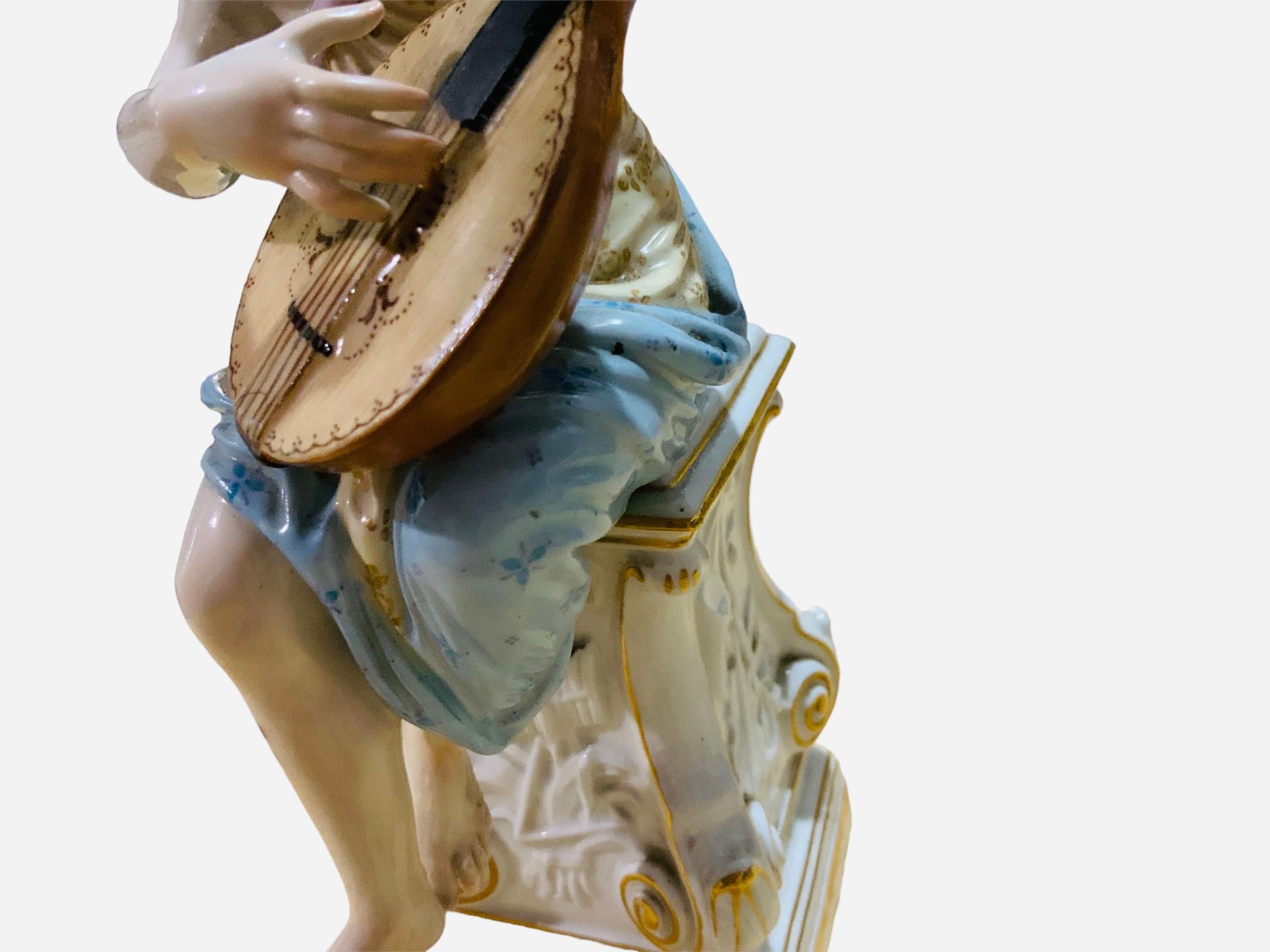 Figurine en porcelaine de Meissen peinte à la main d'un A  L'a.muse de la mythologie grecque  en vente 5