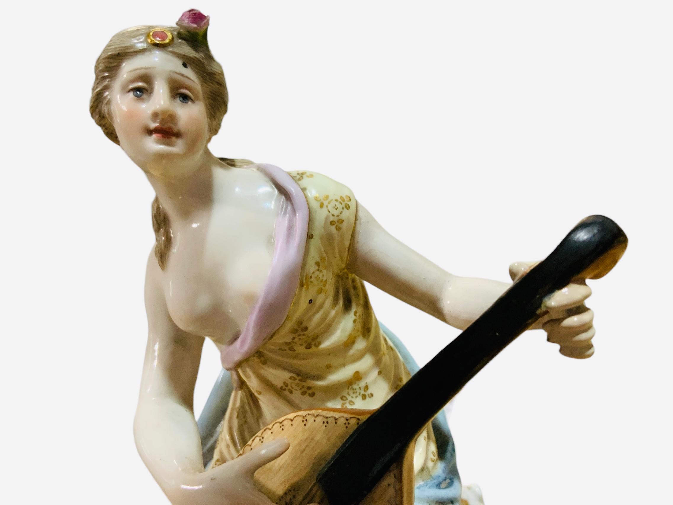 Figurine en porcelaine de Meissen peinte à la main d'un A  L'a.muse de la mythologie grecque  en vente 6