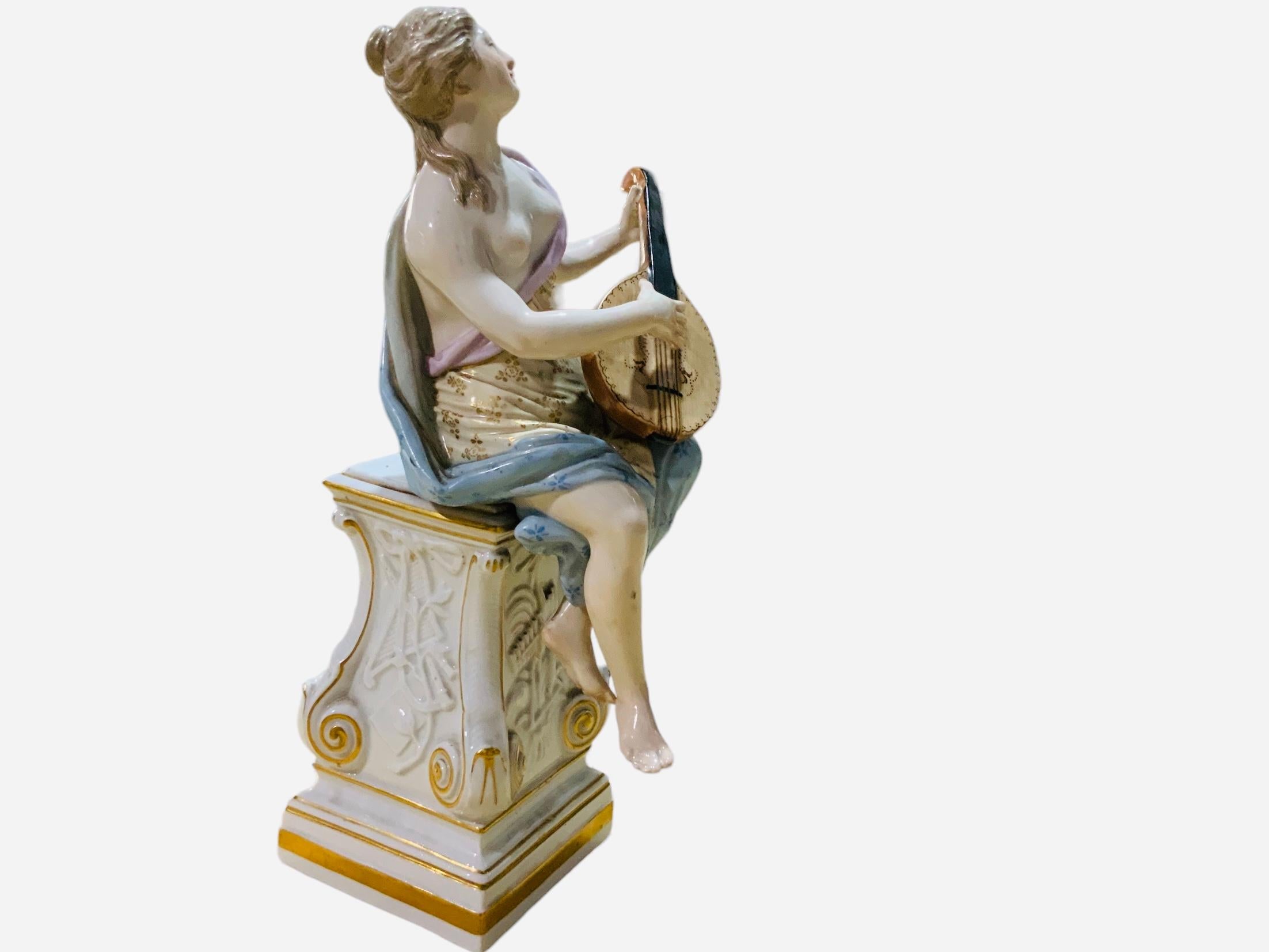 Figurine en porcelaine de Meissen peinte à la main d'un A  L'a.muse de la mythologie grecque  en vente 7