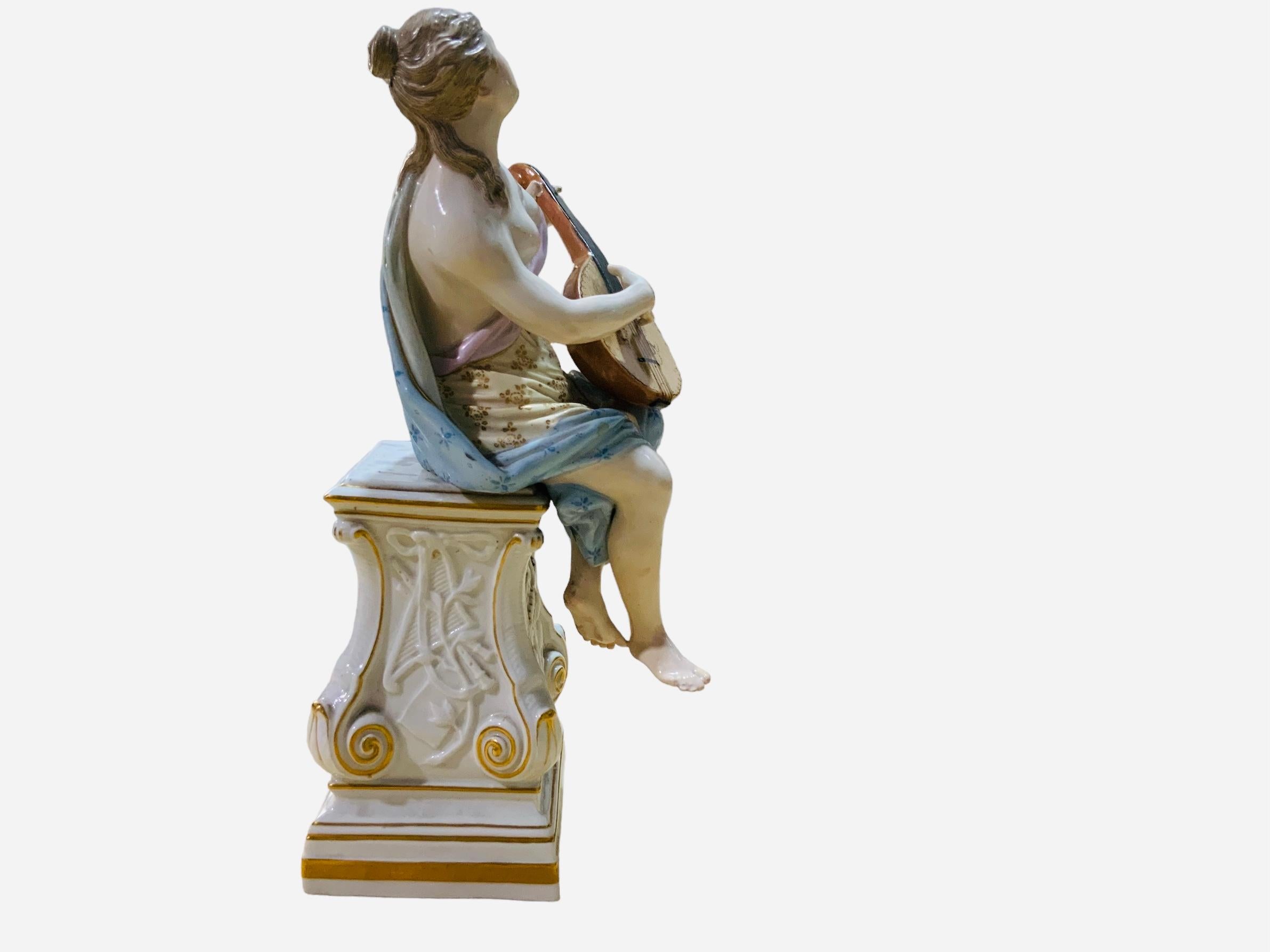 Figurine en porcelaine de Meissen peinte à la main d'un A  L'a.muse de la mythologie grecque  en vente 8
