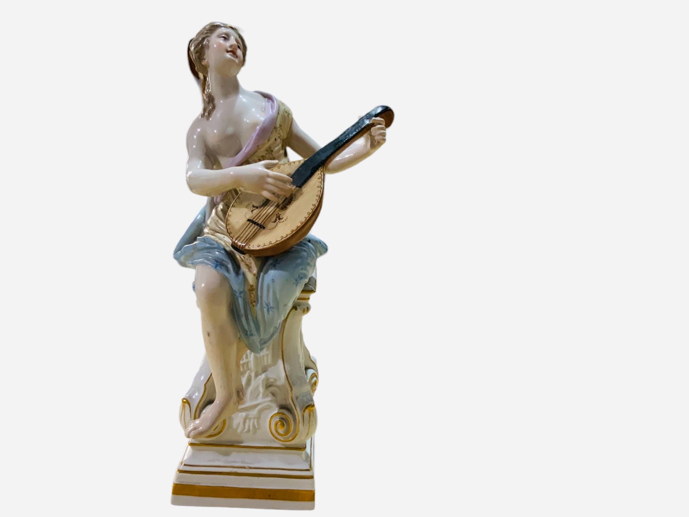 Figurine en porcelaine de Meissen peinte à la main d'un A  L'a.muse de la mythologie grecque  en vente 9