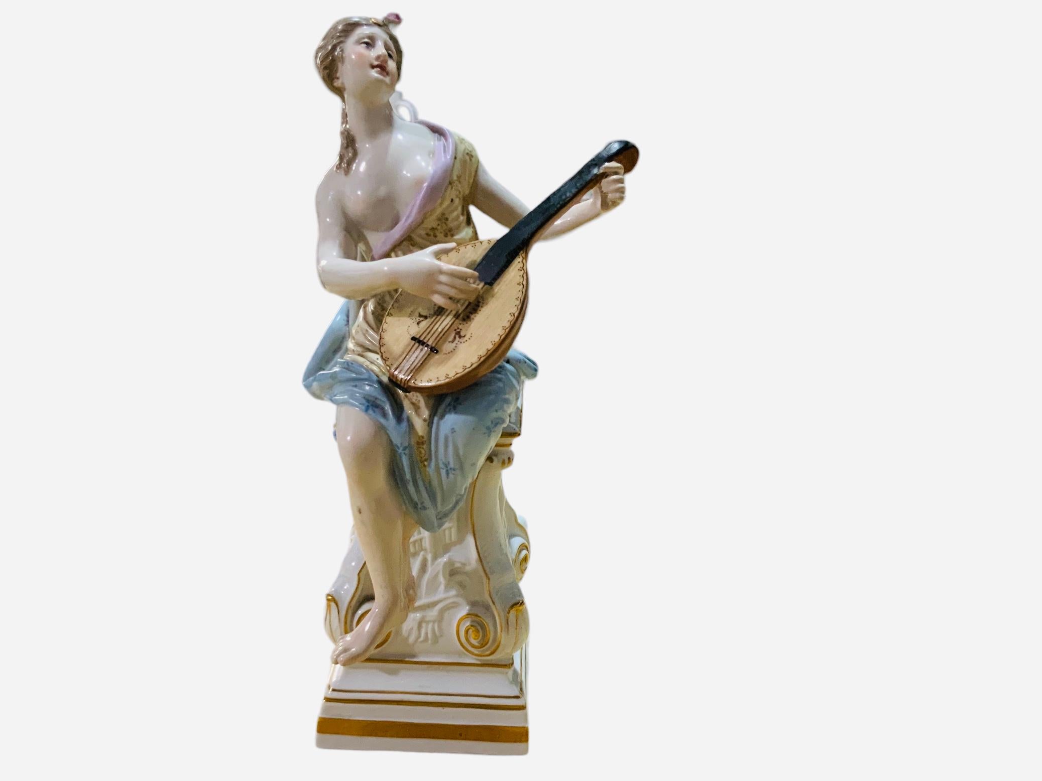 Figurine en porcelaine de Meissen peinte à la main d'un A  L'a.muse de la mythologie grecque  en vente 1
