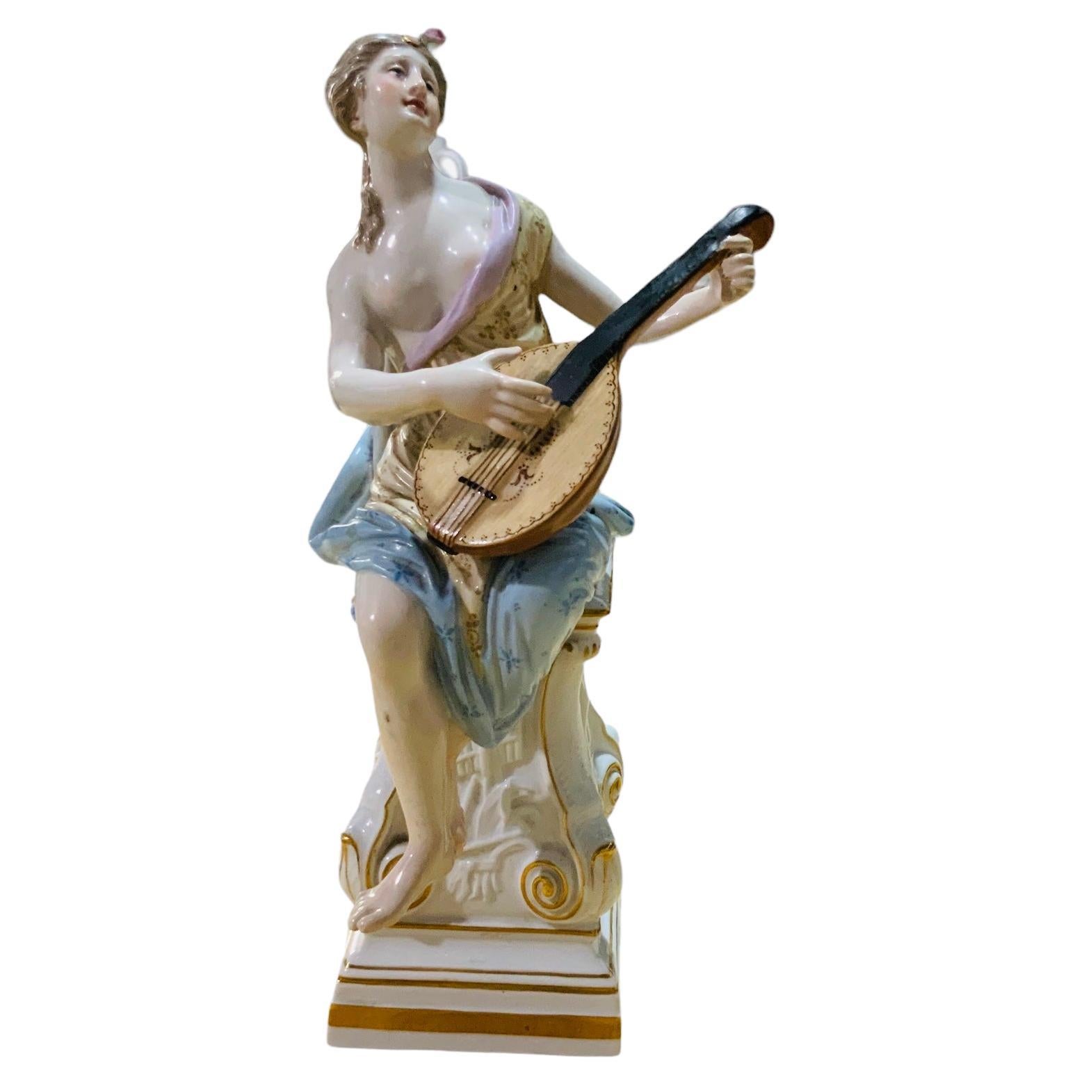 Figurine en porcelaine de Meissen peinte à la main d'un A  L'a.muse de la mythologie grecque  en vente