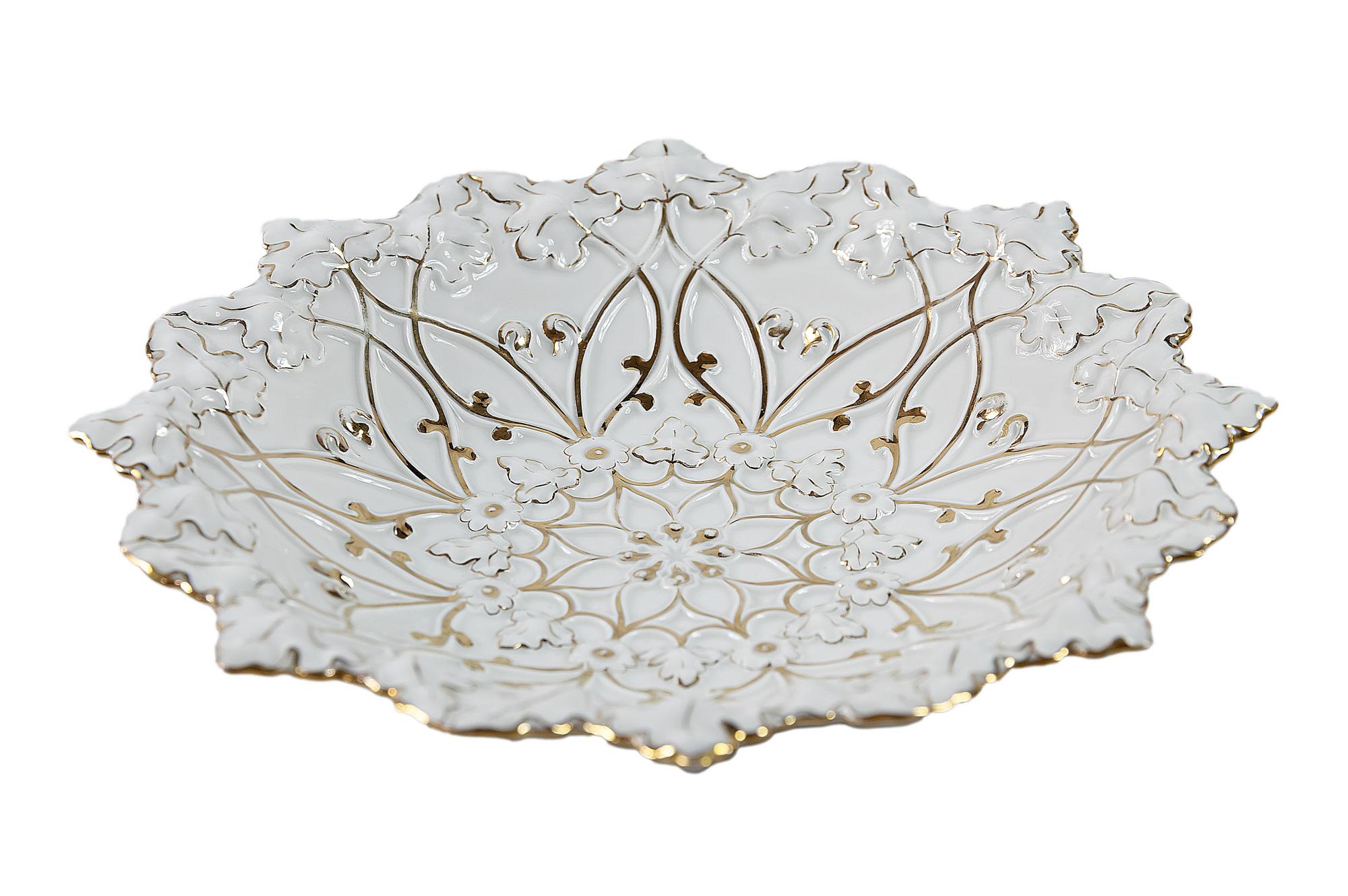 Assiette en porcelaine de Meissen à décor en relief et peint à la main en or.