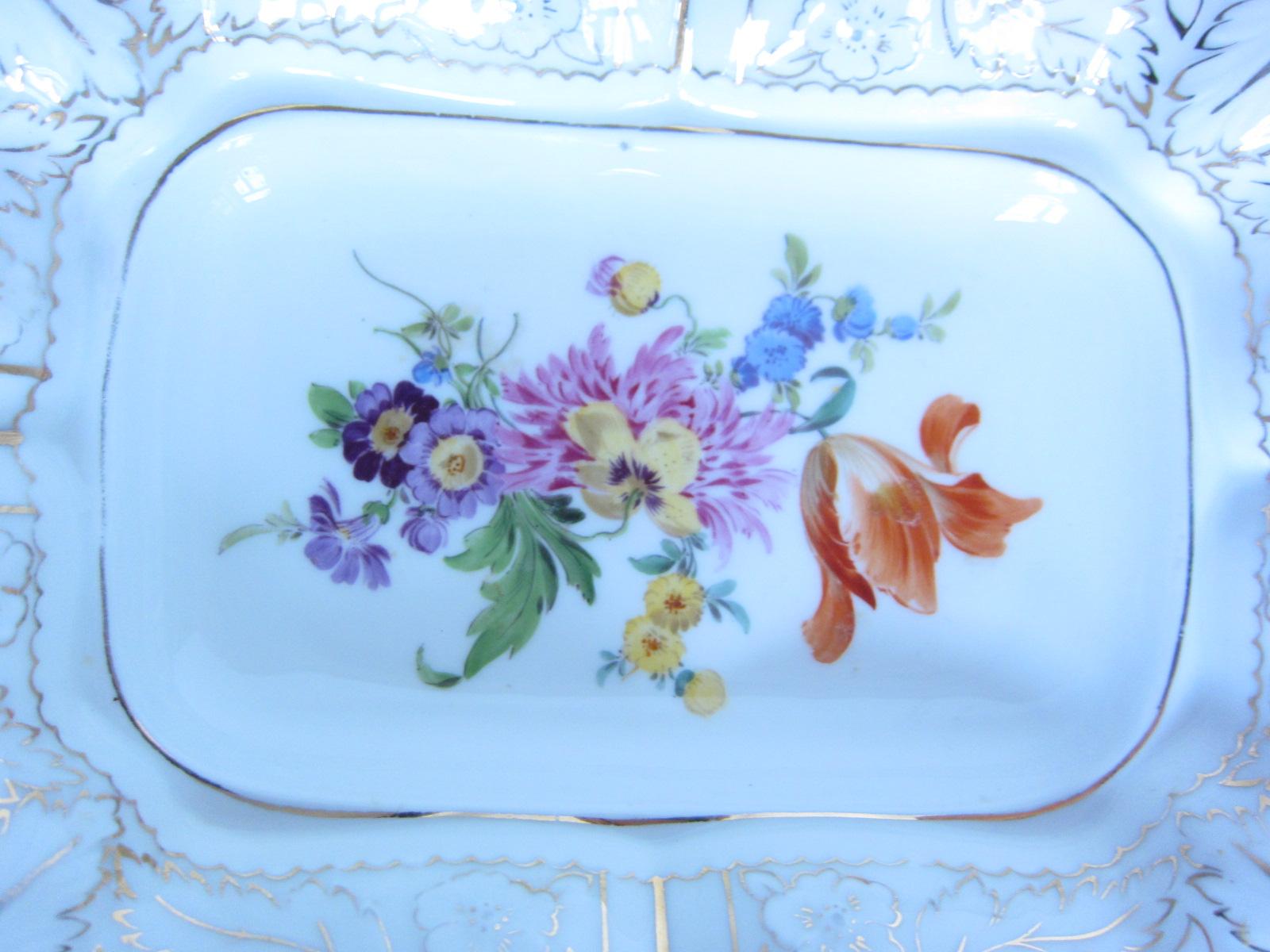 Plato de porcelana de Meissen pintado a mano y bañado en oro Europeo en venta