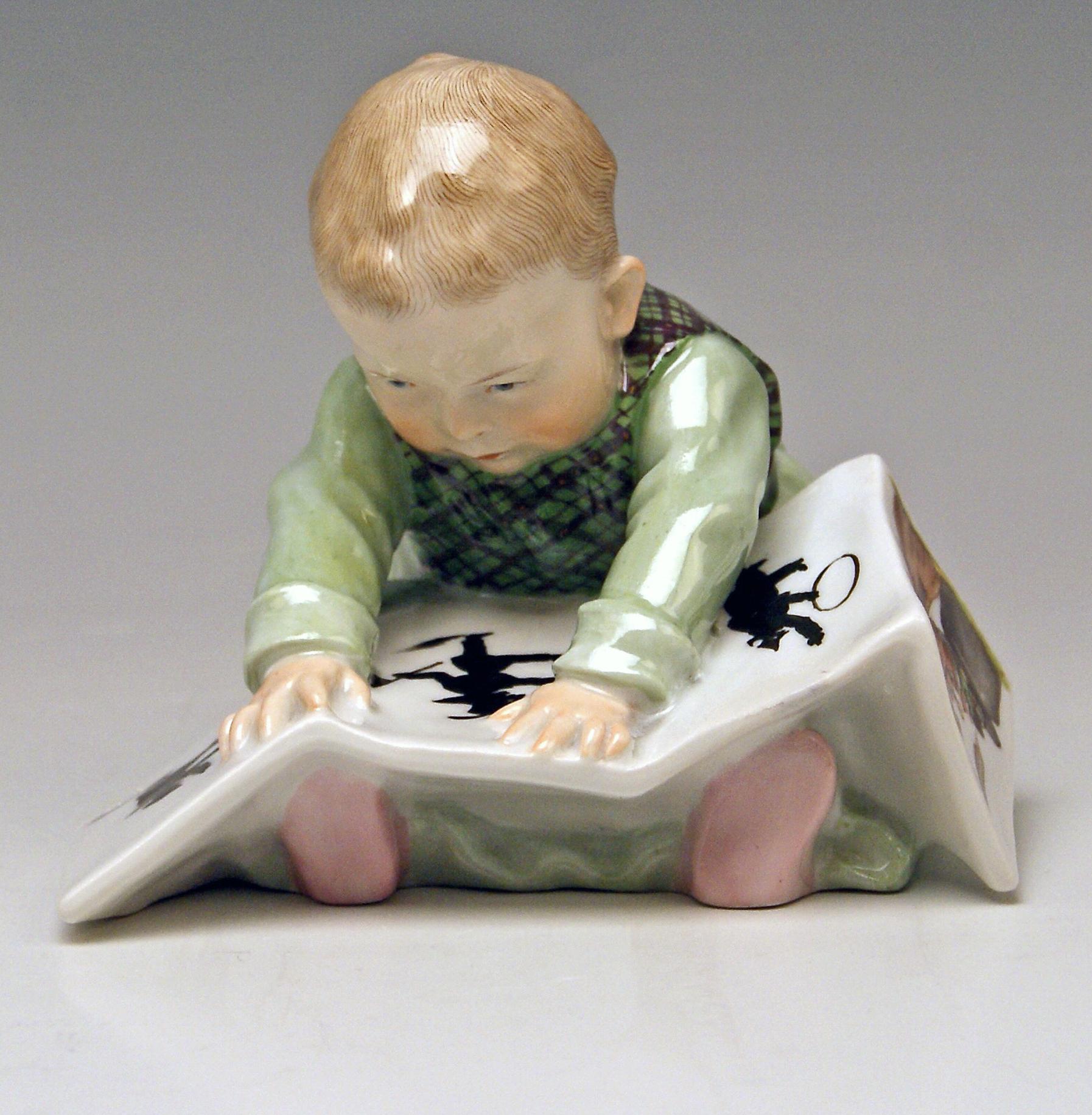 Meissen Hentschel Child Baby Looking at Picture-Book Figurine Model U 149 In Excellent Condition In Vienna, AT