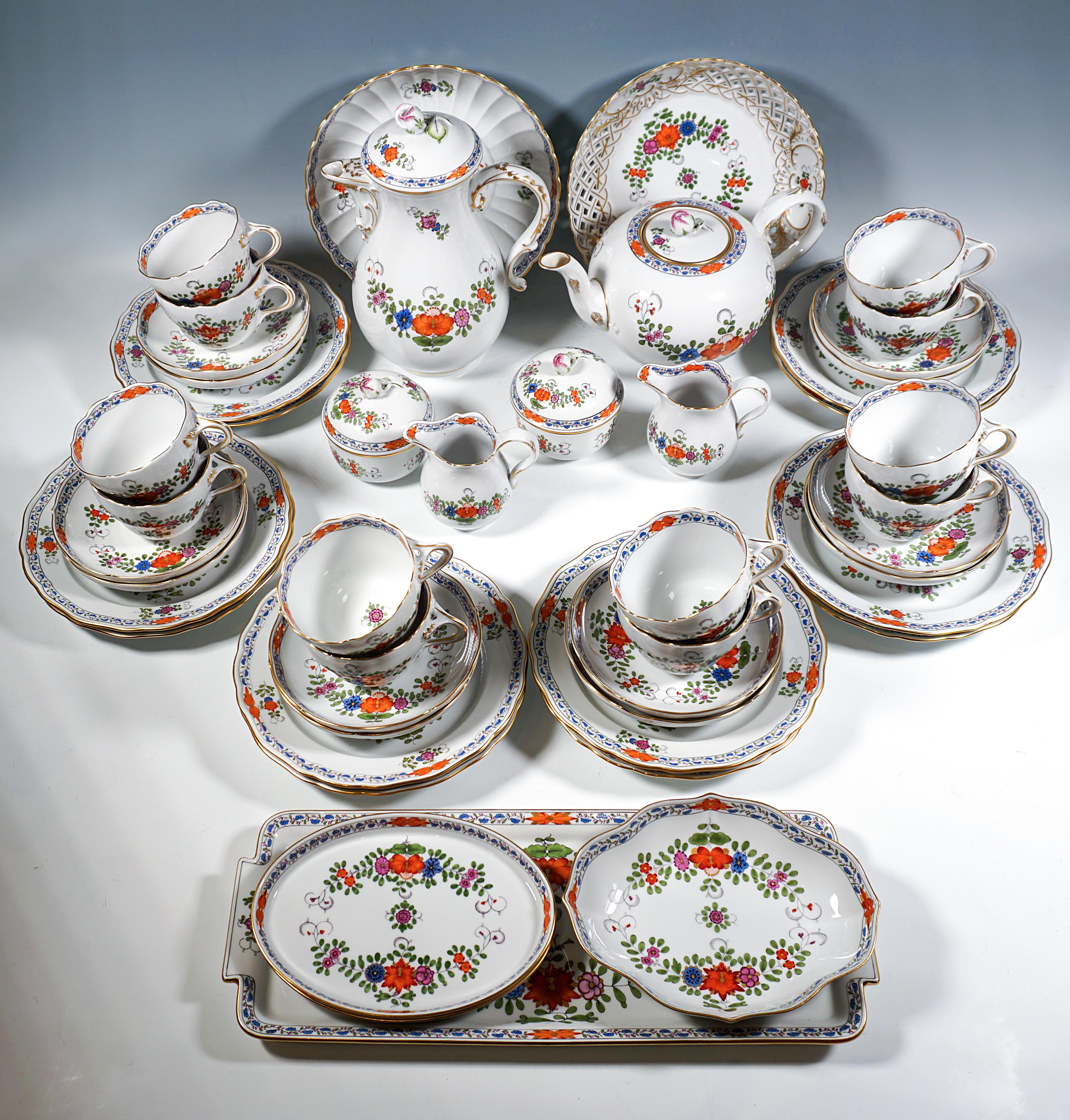 Servicio de café y té de Meissen, compuesto de 48 piezas:
1 cafetera con tapa, 1 tetera con tapa, 2 lecheras, 2 azucareros, 12 tazas, 12 platillos, 12 platos de postre, 1 bandeja oblonga, 1 fuente con calado, 1 fuente con abanico, 1 fuente de