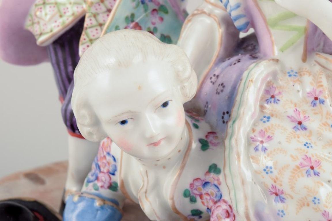 Meißen. Große und beeindruckende Porzellangruppe edler Figuren. Galante Szene im Zustand „Gut“ im Angebot in Copenhagen, DK