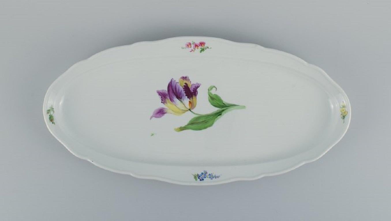 Meissen, large oval fish dish hand painted with flowers.
Late 19th century.
In perfect condition.
Third factory quality.
Marked.
Dimensions: L 55.0 x W 26.5 x H 4.0 cm.