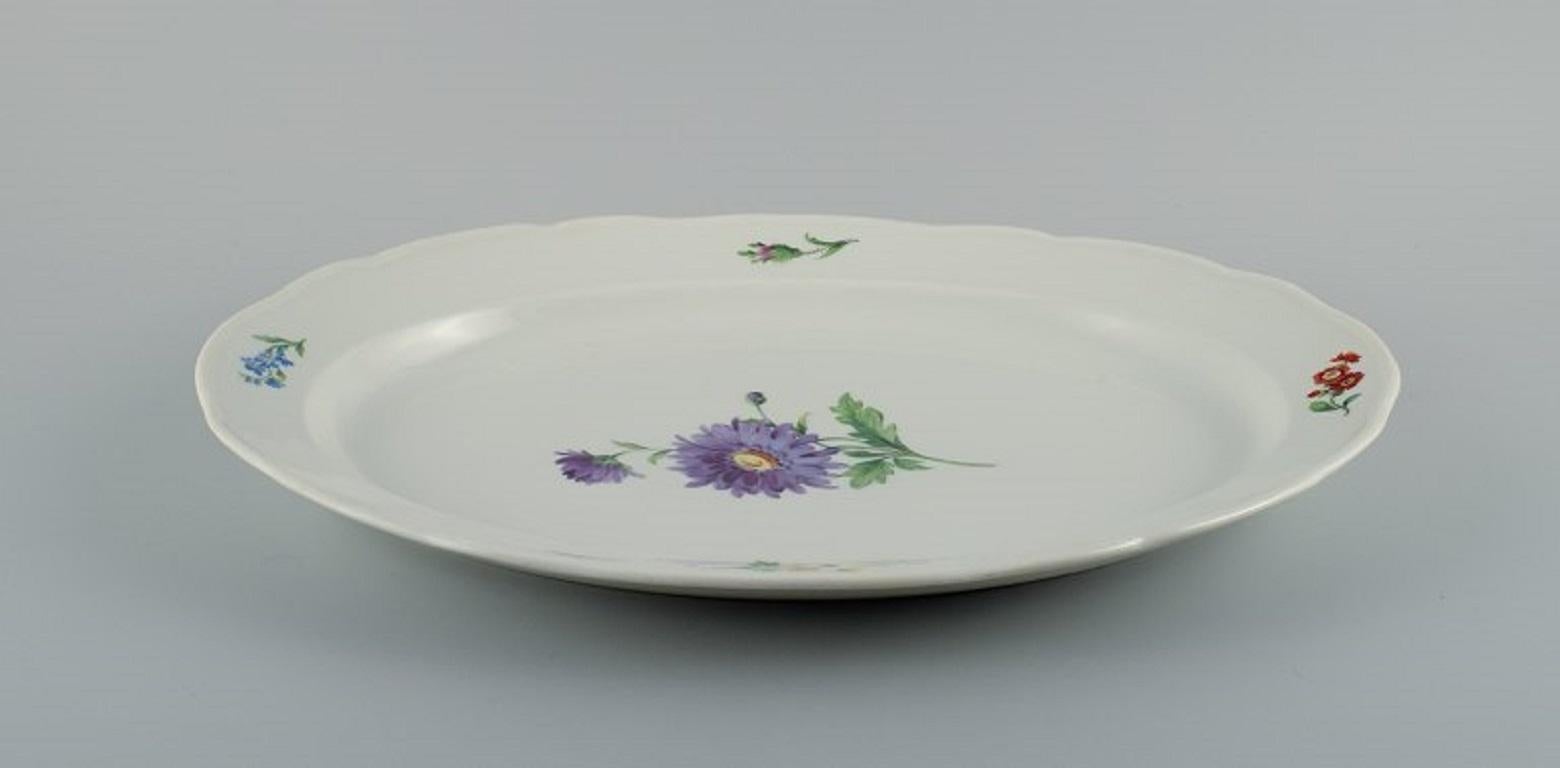 Allemand Meissen, grand plat de service ovale peint à la main avec des fleurs. Fin du 19ème siècle. en vente