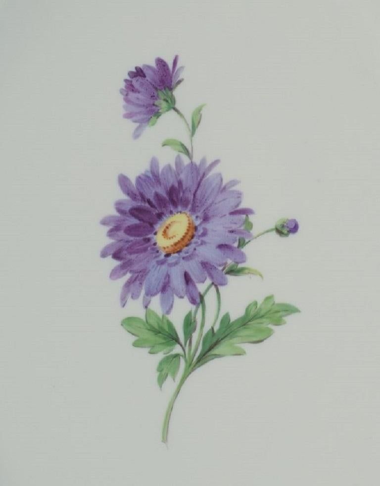 Peint à la main Meissen, grand plat de service ovale peint à la main avec des fleurs. Fin du 19ème siècle. en vente