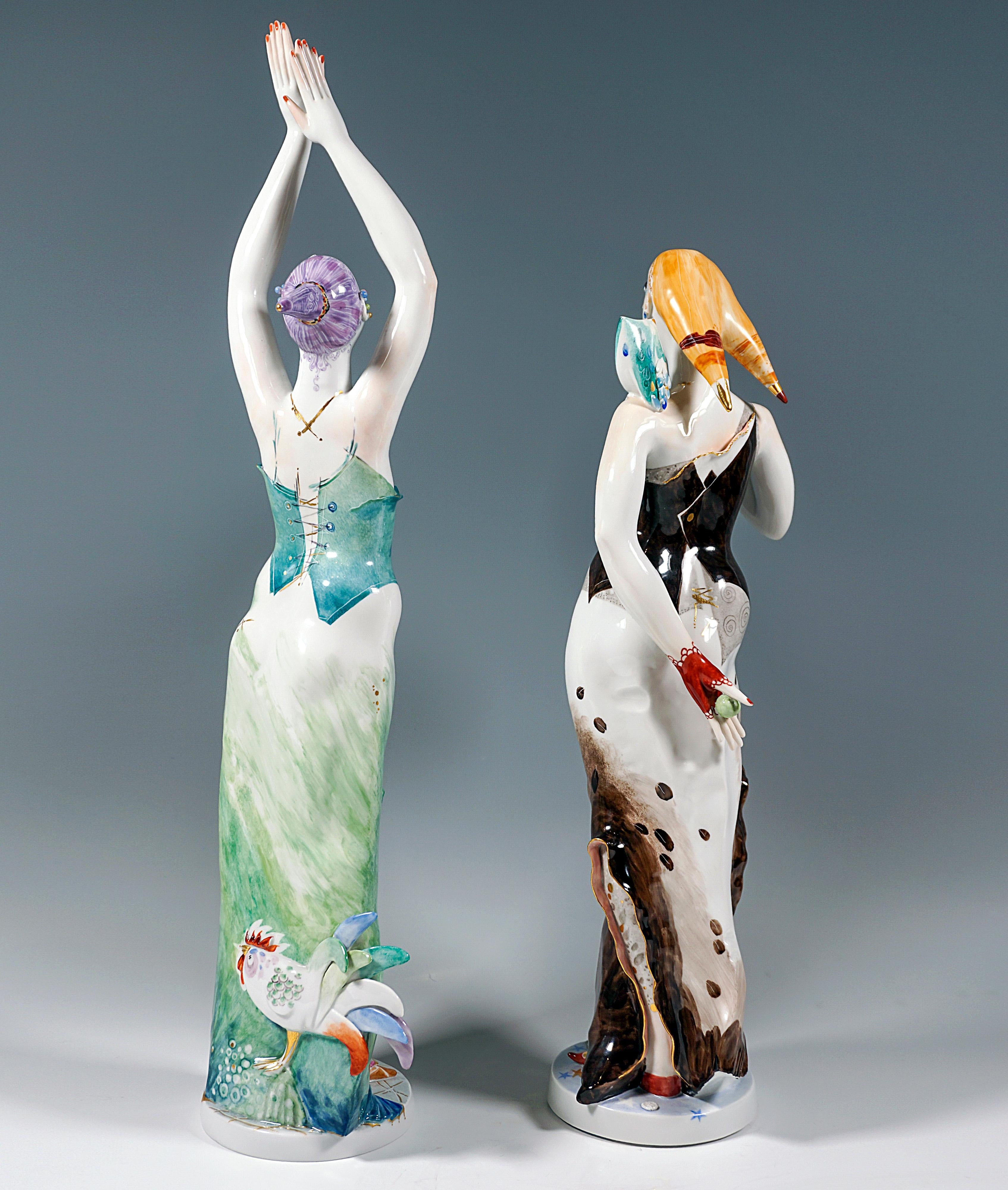 Une paire de grandes allégories excellemment travaillées - Day & Night sous la forme de deux figures féminines élancées célébrant la féminité :
La figure représentant le Jour est vêtue de teintes fraîches et printanières, vert-turquoise-bleu, le