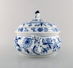 Meissen, Large Round Onion Patterned Lidded Tureen, Early 1900s