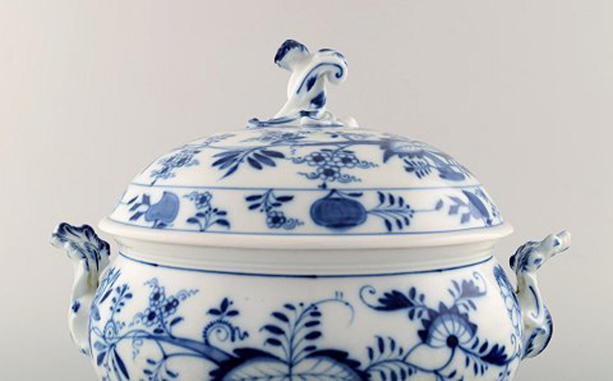 Meissen, Large Round Onion Patterned Lidded Tureen, Early 1900s In Excellent Condition In Copenhagen, DK