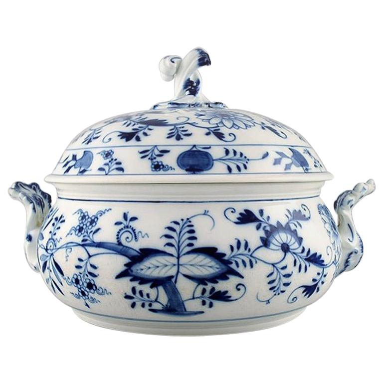 Meissen, Large Round Onion Patterned Lidded Tureen, Early 1900s