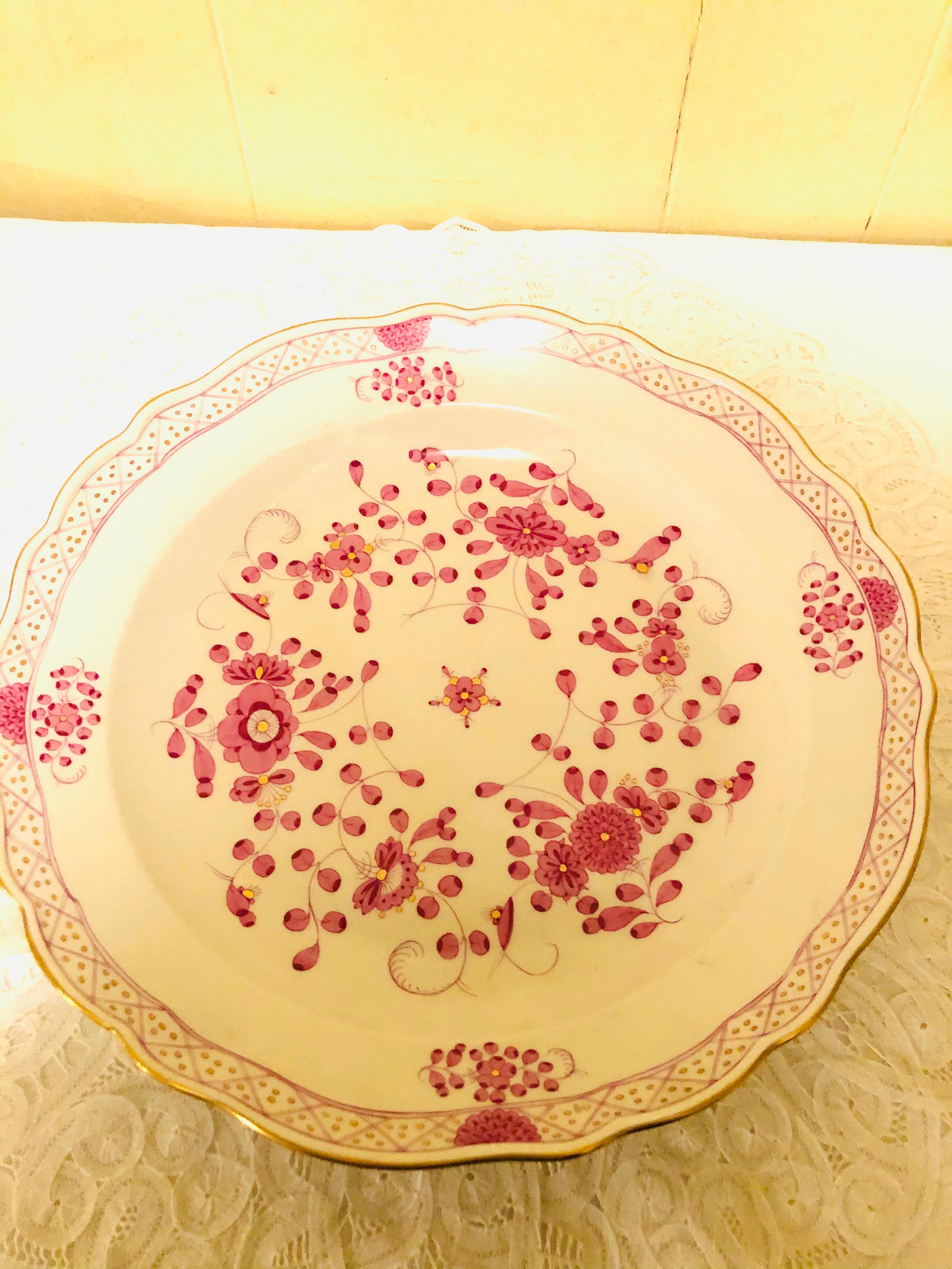 Ich möchte Ihnen diese schöne große runde Platte mit dem Meissener Purpur-Indianer-Muster anbieten. Es hat detaillierte Malereien von rosa Blumen mit einigen lila und goldenen Akzenten auf weißem Grund. Die Details der Malerei auf dieser runden