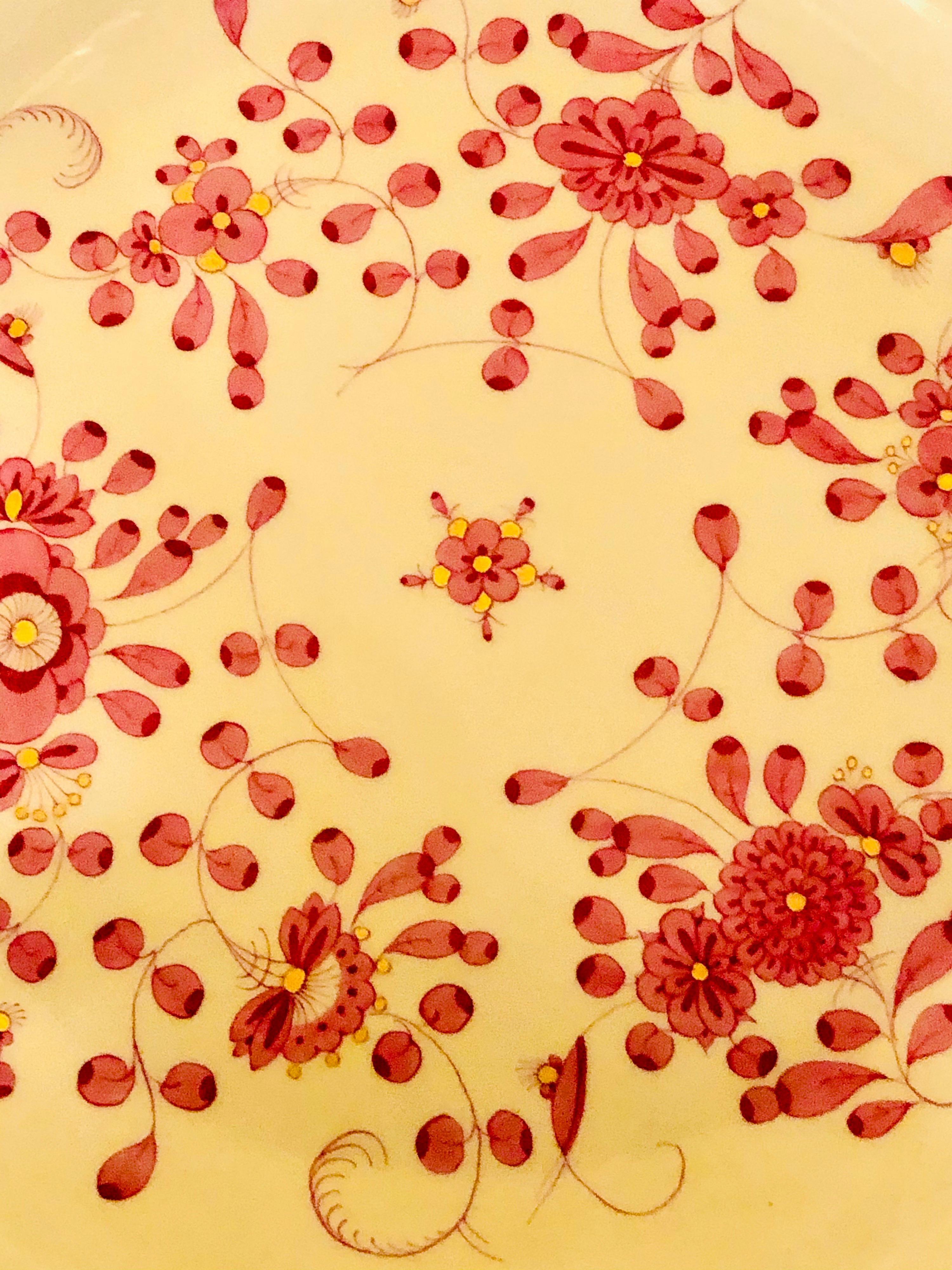 Große runde Meissener Platte mit lila indischem Meissener Muster (Rokoko) im Angebot