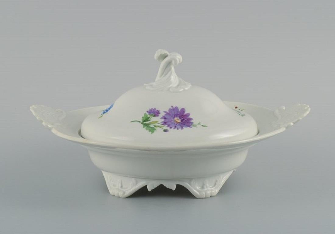 Meissen, large round tureen with lid, hand painted with flowers.
Late 19th century.
In perfect condition.
Third factory quality.
Marked.
Dimensions: L 35.0 x H 16.0 cm.

  .