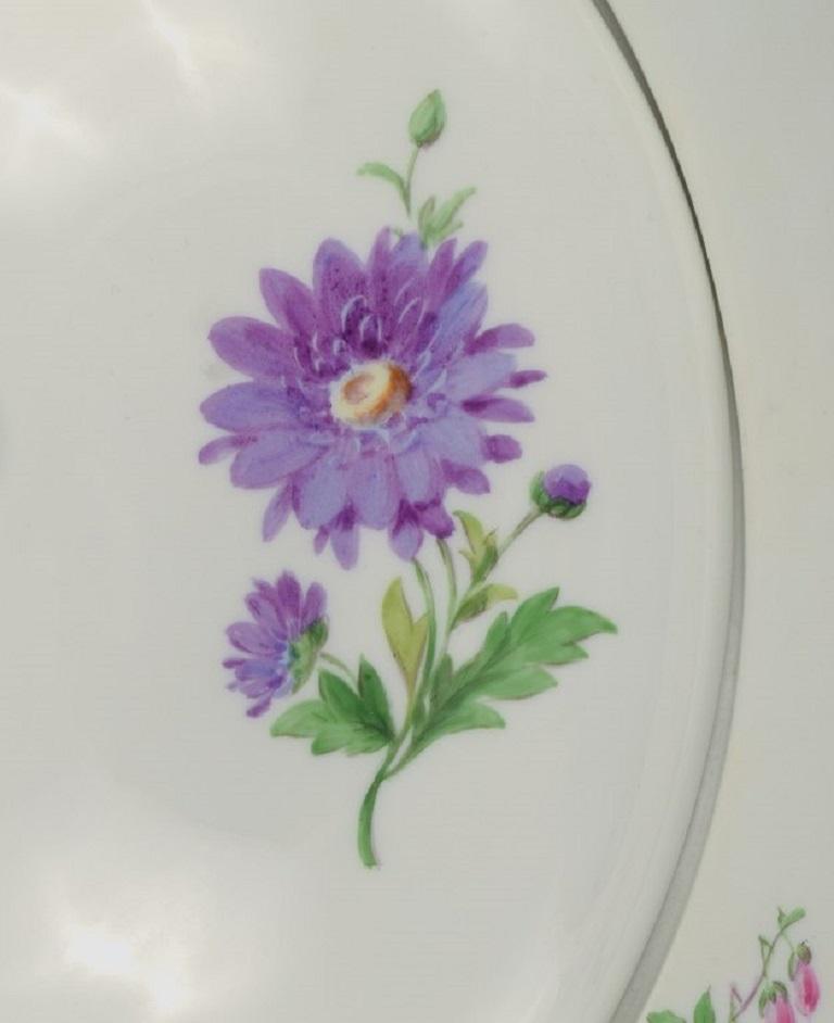 Meissen, Large Round Tureen with Lid, Hand Painted with Flowers In Excellent Condition For Sale In Copenhagen, DK