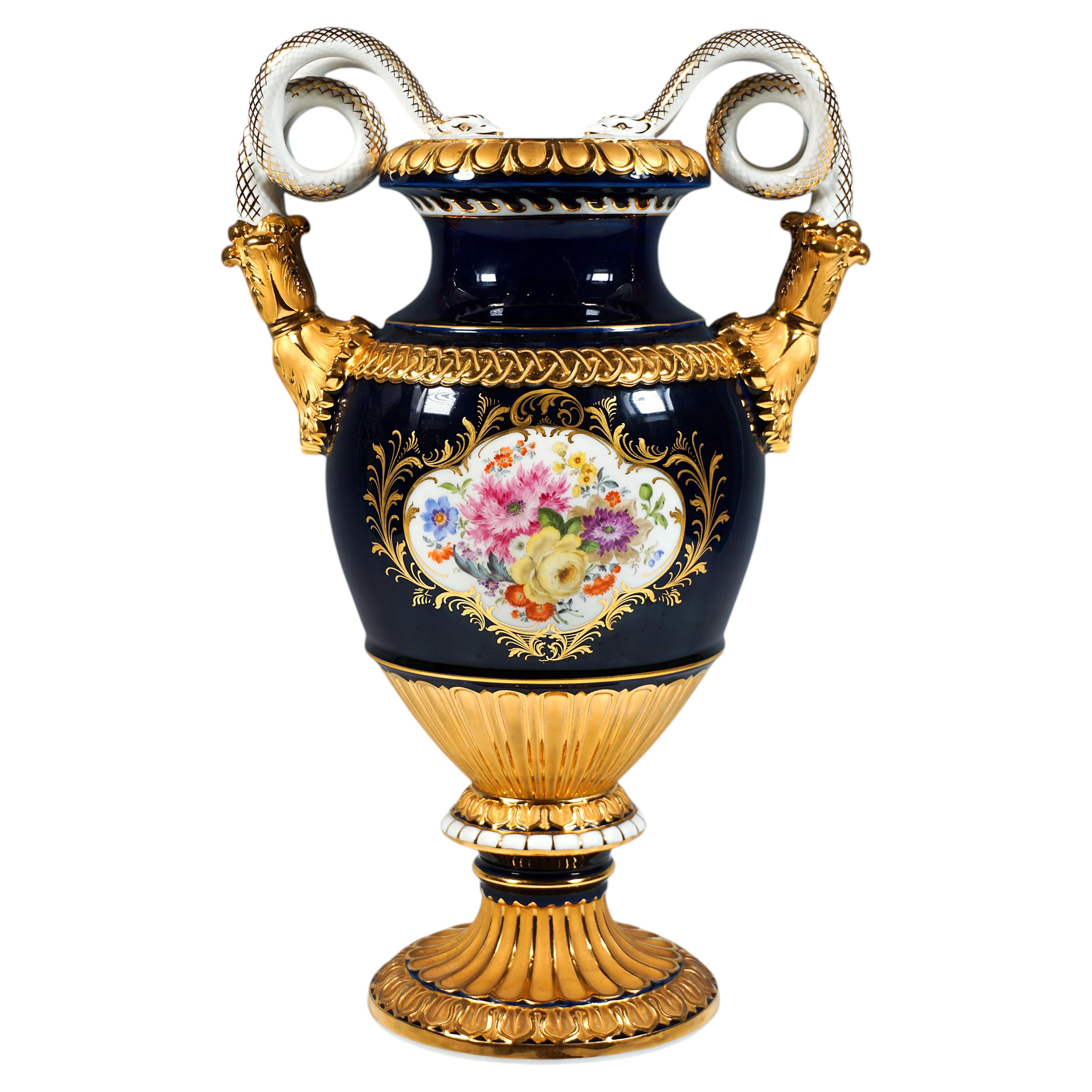 Jarrón grande de Meissen con asa en forma de serpiente, de color cobalto, con motivos florales pintados y dorados, siglo XX en venta