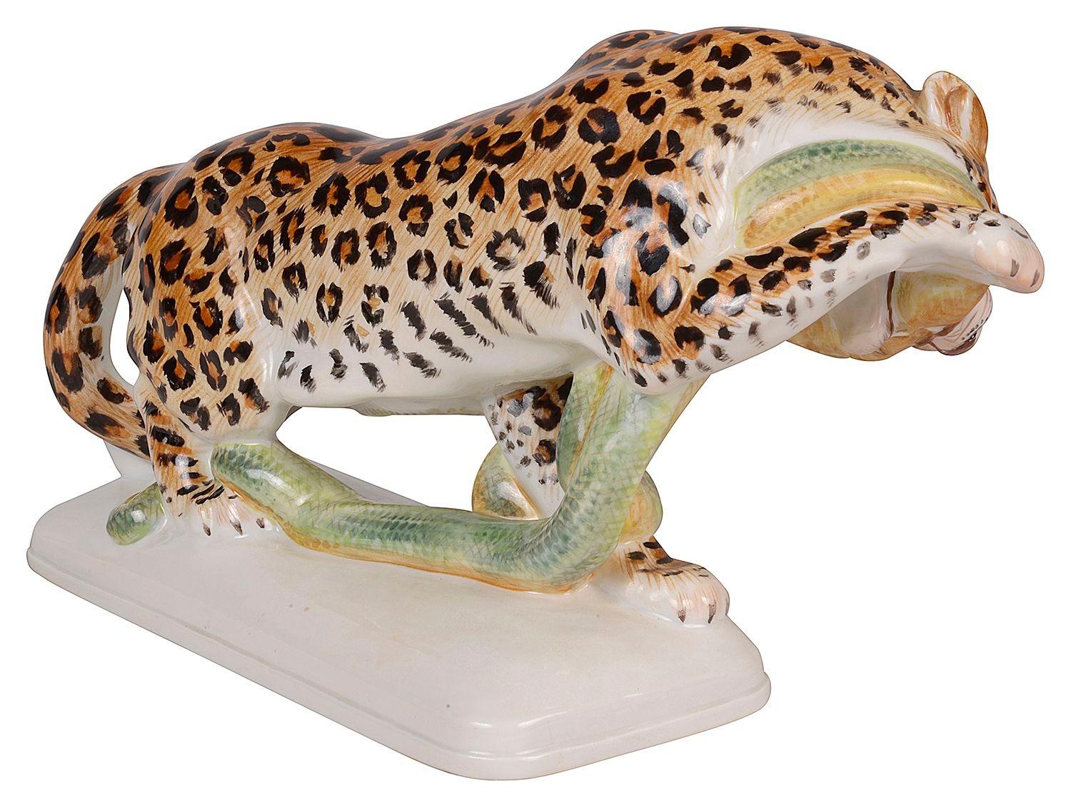 Allemand Le léopard de Meissen attachant un serpent, 20ème siècle en vente