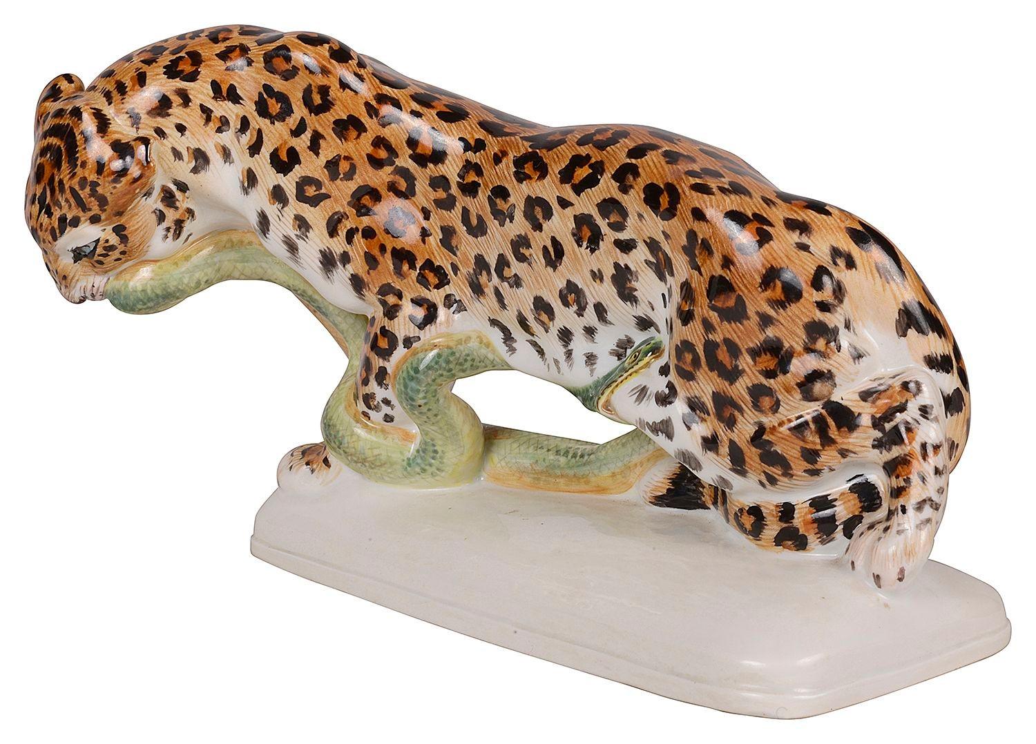 Le léopard de Meissen attachant un serpent, 20ème siècle Bon état - En vente à Brighton, Sussex