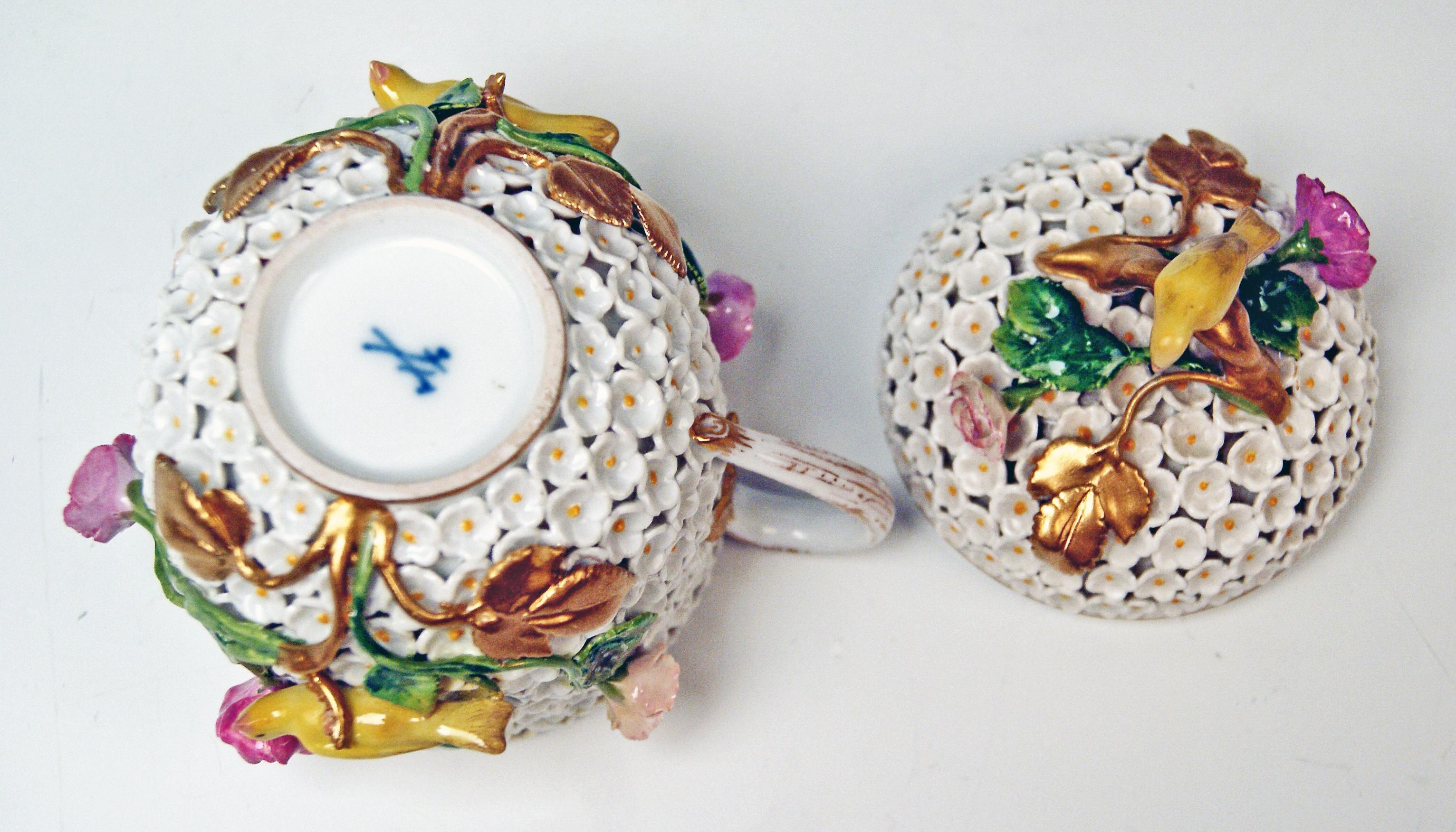 Meissen Lidded Cup with Snowball Pattern and Handle Made circa 1850 In Excellent Condition In Vienna, AT