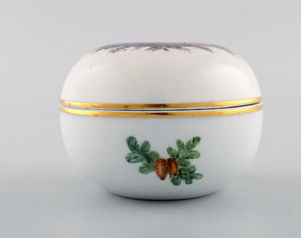 Vaso con coperchio di Meissen Porcelain dipinto a mano con lepre, XX secolo In condizioni buone in vendita a Copenhagen, DK