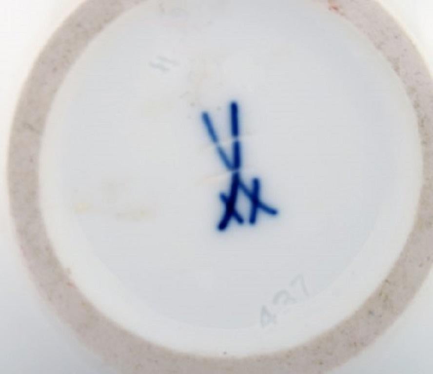 Vaso con coperchio di Meissen Porcelain dipinto a mano con lepre, XX secolo in vendita 1