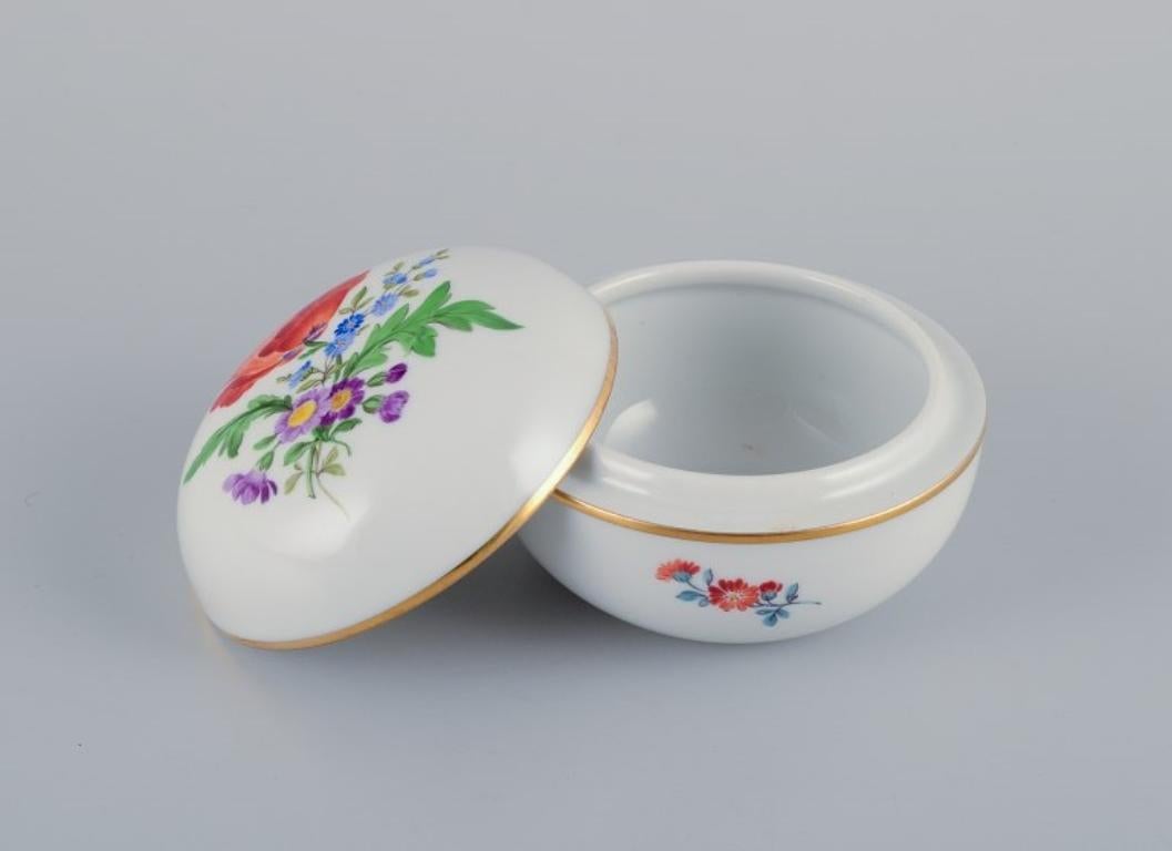 Meissen, lidded jar in porcelain. Polychrome flower motifs in overglaze.
Hand-painted. Gold decoration.
Mid-20th century.
Marked.
First factory quality.
Perfect condition.
Dimensions: Diameter 9.0 cm x Height 6.5 cm.