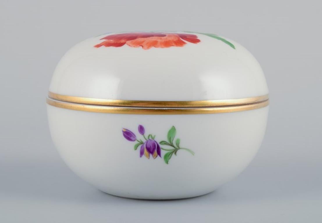 Meissen, lidded jar in porcelain. Polychrome flower motifs in overglaze. In Excellent Condition For Sale In København, Copenhagen