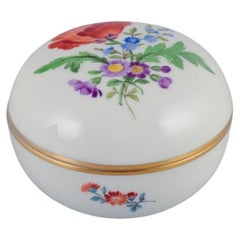 Meissen, jarra con tapa de porcelana. Motivos florales policromados en sobreesmalte.