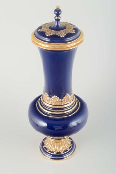 Meissen. Lidded vase in deep cobalt blue glaze with gilded ornamentation.