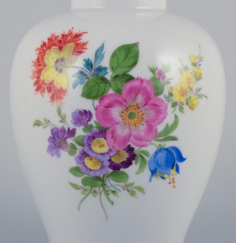 Meissen, jarrón bajo de porcelana. Motivos florales policromados en sobreesmalte.
Pintado a mano. Decoración dorada.
Mediados del siglo XX.
Marcado.
Primera calidad de fábrica.
Perfecto estado.
Dimensiones: Altura 22,0 cm x Diámetro 11,0 cm.