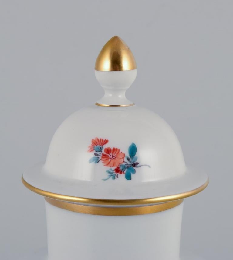 Meissen, jarrón bajo de porcelana. Motivos florales policromados en sobreesmalte. Alemán en venta