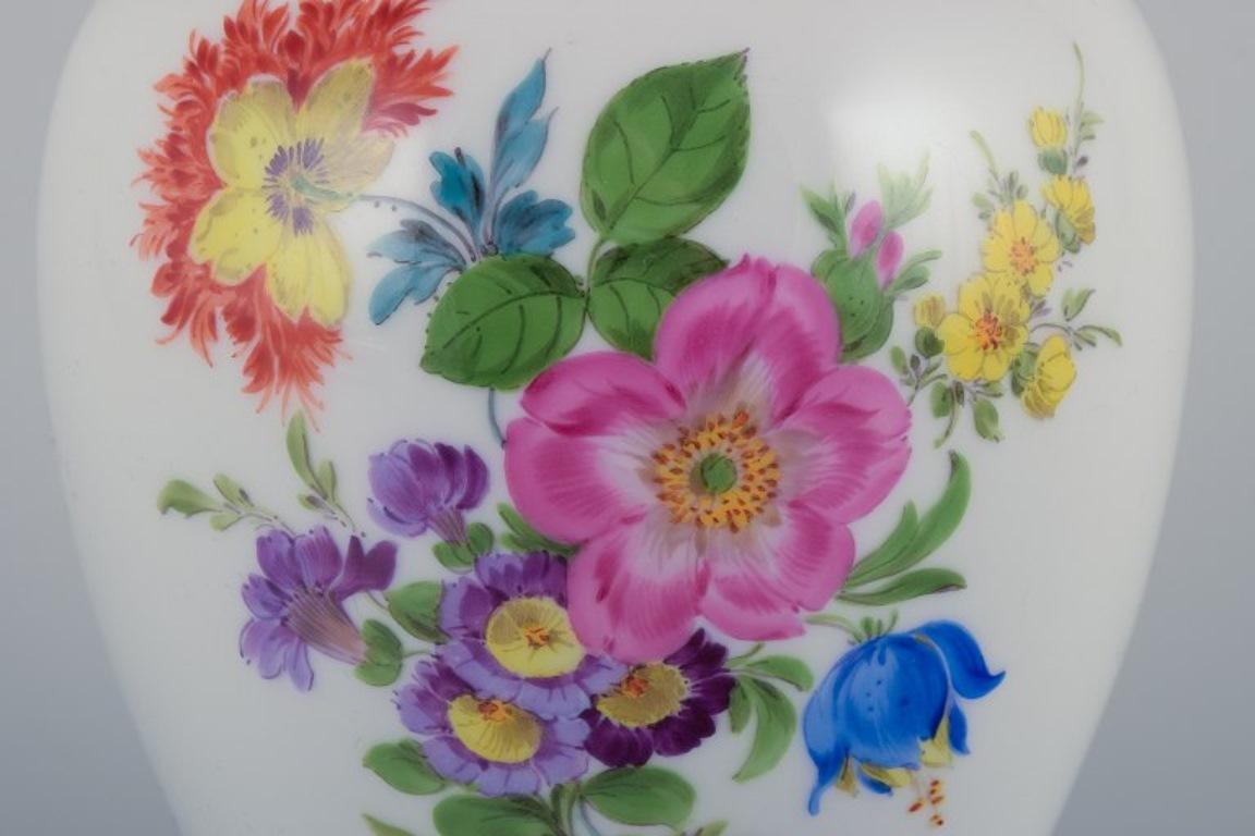 Meissen, jarrón bajo de porcelana. Motivos florales policromados en sobreesmalte. Glaseado en venta