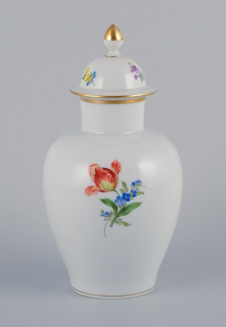 Meissen, jarrón bajo de porcelana. Motivos florales policromados en sobreesmalte. en Excelente estado para la venta en Copenhagen, DK